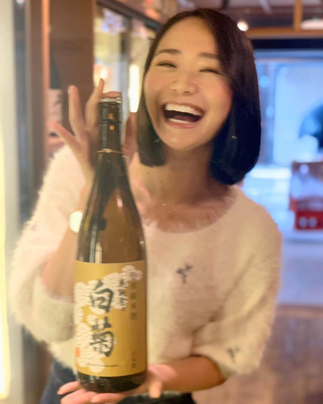 緑川静香さんのインスタグラム写真 - (緑川静香Instagram)「【しーたん日本酒録】﻿ ﻿ 白藤酒造@石川﻿ 奥能登の白菊 特別純米酒﻿ ﻿ 日常感にマッチする穏やかなお酒。﻿ ﻿ なーにもない日もたまにはいいねぇと縁側で猫と日向ぼっこなんてした日の夜はこれで乾杯しよう。梅水晶も。﻿ ﻿ ﻿#しーたん日本酒録 #唎酒師 #日本酒 #日本酒女子 #女唎酒師 #白藤酒造 #石川 #奥能登の白菊 #特別純米酒  #sake #japanesesake #sakestagram #sakebottle #일본술  #精米歩合55% という吟醸並み﻿ #五百万石73% 山田錦27%﻿ #柔らかさが広がる﻿ #そして綺麗な旨味﻿ #キレもよく食中酒にピッタリだ﻿ #寄り添う系の日本酒﻿ #個人的には燗が好き #2017年ANA国際線ファーストクラスの機内酒として提供されました #あ、ちなみにこれはだいぶ前の写真ね #ここ最近は一切外に出ずオンライン飲み会以外お酒も飲めていません笑﻿ #今は我慢の時 #不要不急の外出は避けましょう #さーて明日はどうなの課の日です #23:59〜日テレ系観てねー❤️ #放送後はshowroomやりますのでそちらも来てね」4月7日 21時14分 - midorikawa_shizuka