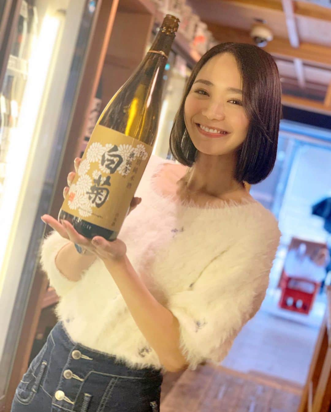 緑川静香さんのインスタグラム写真 - (緑川静香Instagram)「【しーたん日本酒録】﻿ ﻿ 白藤酒造@石川﻿ 奥能登の白菊 特別純米酒﻿ ﻿ 日常感にマッチする穏やかなお酒。﻿ ﻿ なーにもない日もたまにはいいねぇと縁側で猫と日向ぼっこなんてした日の夜はこれで乾杯しよう。梅水晶も。﻿ ﻿ ﻿#しーたん日本酒録 #唎酒師 #日本酒 #日本酒女子 #女唎酒師 #白藤酒造 #石川 #奥能登の白菊 #特別純米酒  #sake #japanesesake #sakestagram #sakebottle #일본술  #精米歩合55% という吟醸並み﻿ #五百万石73% 山田錦27%﻿ #柔らかさが広がる﻿ #そして綺麗な旨味﻿ #キレもよく食中酒にピッタリだ﻿ #寄り添う系の日本酒﻿ #個人的には燗が好き #2017年ANA国際線ファーストクラスの機内酒として提供されました #あ、ちなみにこれはだいぶ前の写真ね #ここ最近は一切外に出ずオンライン飲み会以外お酒も飲めていません笑﻿ #今は我慢の時 #不要不急の外出は避けましょう #さーて明日はどうなの課の日です #23:59〜日テレ系観てねー❤️ #放送後はshowroomやりますのでそちらも来てね」4月7日 21時14分 - midorikawa_shizuka