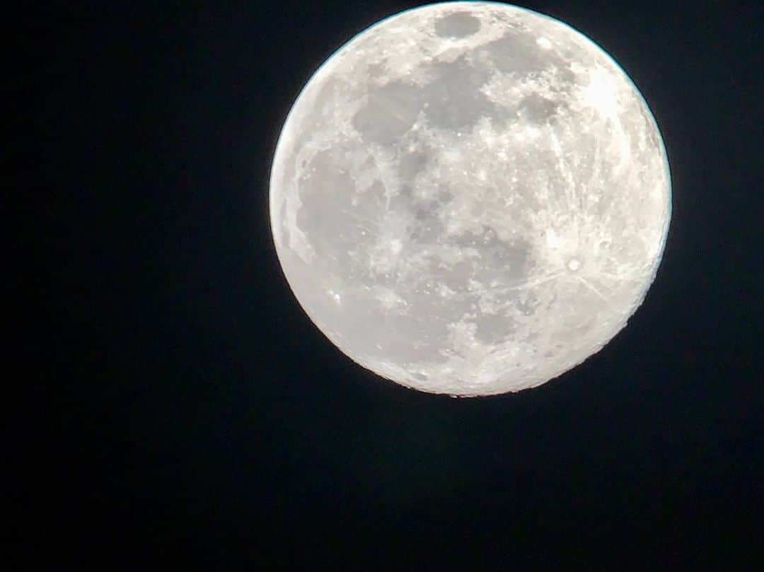 本田望結さんのインスタグラム写真 - (本田望結Instagram)「気持ちが沈みがちな夜 ・ ・ 大好きな笹野さんが、 パワーいっぱいのお月様の写真を下さいました。 ・ 世界にたった一つしかないお月様🌙 パワーいっぱいのお月様へ 世界が緊張感の中、皆んなで頑張っています。 どうか地球の皆んなを守って下さい。」4月7日 21時23分 - miyu_honda_official
