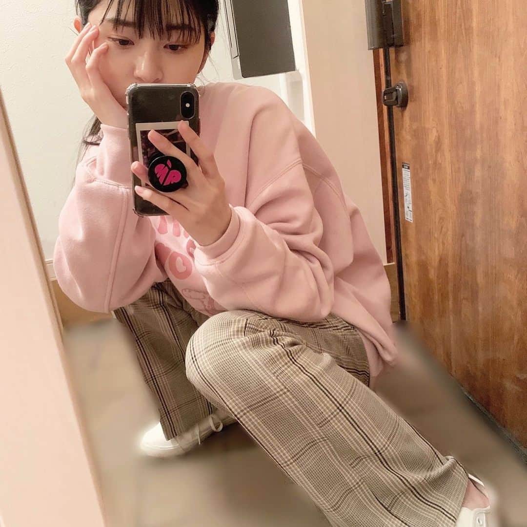 ジョナゴールドさんのインスタグラム写真 - (ジョナゴールドInstagram)「♥ 今日はゆるゆるスタイル😊 漫画読んで、ふーたのお散歩行って、漫画読んで。 そんな1日でした😚 ・ これから映画「キングダム」のDVDを見ます⚔ そろそろ私も天下の大将軍になれる気がする。 ・ スマホケースに入っているのは、去年リリスクのminanさんと撮った大切な大切なチェキ📸 早くみんなに会える世界になれ〜！ ♥ #ゆるゆるコーデ #チェックパンツ #スウェット #キングダム #おうち時間 #ringomusume #jonagold」4月7日 21時24分 - jonagold_0323