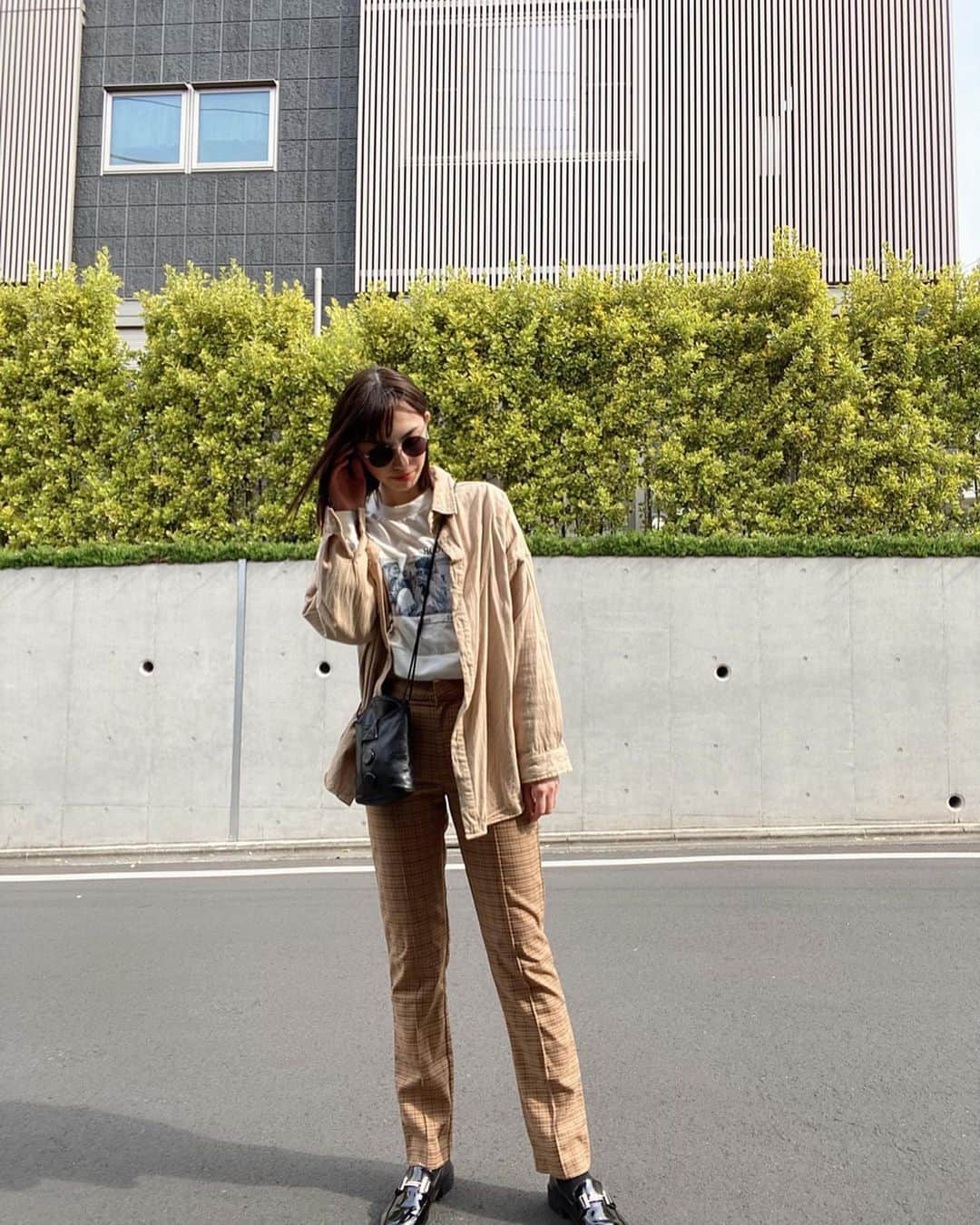 のインスタグラム：「- - ᵀᵒᵈᵃʸˢ ᴷⁱᶜᵒᵈᵉ - - 広角レンズで撮ったら脚も長く写るのね！！！ これからもお世話になります！笑 - 👖 @moussyofficial - - #0407 #私服 #キコーデ  #春 #ファッション #ベージュコーデ  #ootd #outfit #kicode #moussy #fashion #beige #beigecode  #instagood #like4likes #followｍe」
