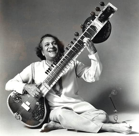 ポール・マッカートニーさんのインスタグラム写真 - (ポール・マッカートニーInstagram)「Very best vibrations and good feelings from us all on what would have been Ravi Shankar’s 100th birthday. It was a privilege to know such a man. His talent was boundless and his loving spirit was the best. Happy Birthday Ravi. We miss you. Love Paul」4月7日 21時31分 - paulmccartney