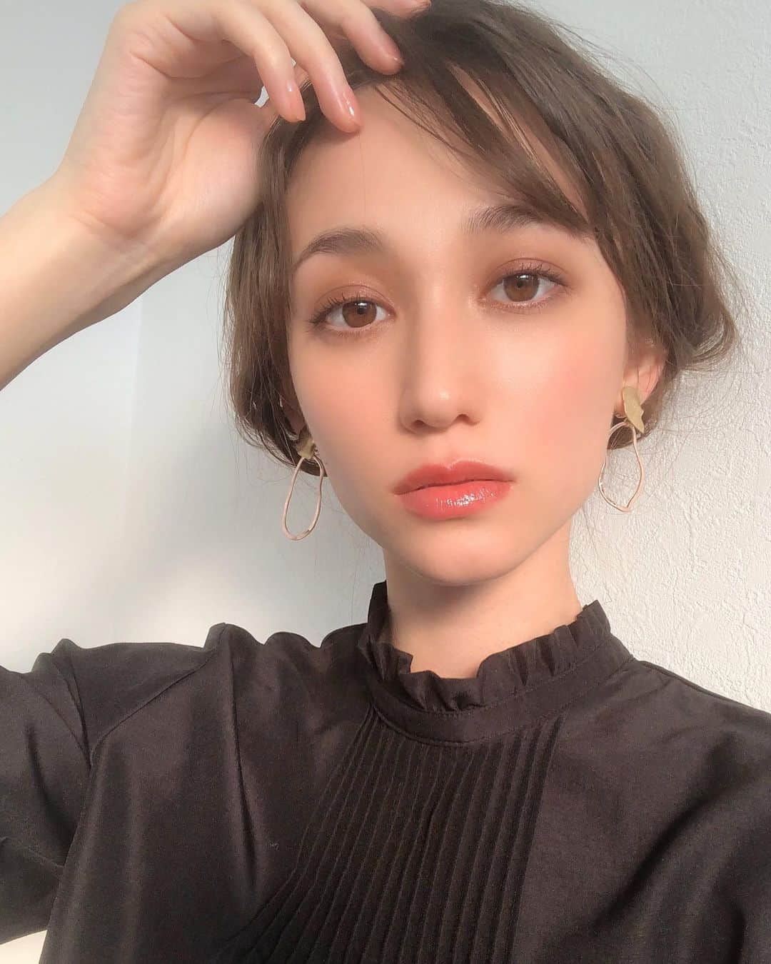 のインスタグラム：「. こん時のヘアメイク素敵やったなぁ🐥 . サングリア飲みながらドラマを まったり見るの最高🍷😈 . . #おうち時間」
