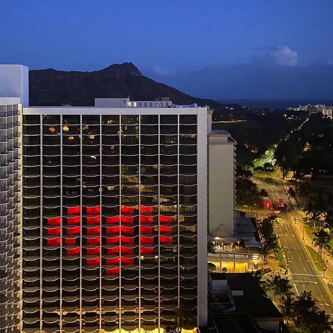 Instagenic Hawaiiさんのインスタグラム写真 - (Instagenic HawaiiInstagram)「ワイキキのホテルで行ったハート型のライトアップの様子をお届けします。  1日も早く終息し、また皆さまとお会いできる日を楽しみにしています。  ハワイよりアロハの気持ちを込めて  Photo: @_andrewtran  #hawaii #ハワイ #waikiki #ワイキキ  #Aloha #アロハ #シェアアロハ #おうちでハワイ」4月7日 21時35分 - gohawaii_jp