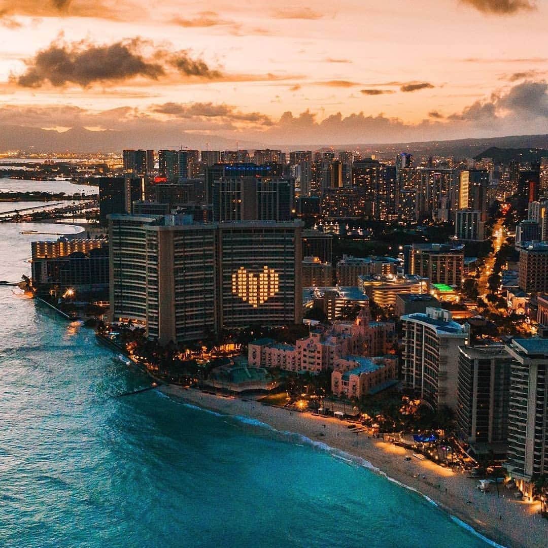 Instagenic Hawaiiのインスタグラム：「ワイキキのホテルで行ったハート型のライトアップの様子をお届けします。  1日も早く終息し、また皆さまとお会いできる日を楽しみにしています。  ハワイよりアロハの気持ちを込めて  Photo: @_andrewtran  #hawaii #ハワイ #waikiki #ワイキキ  #Aloha #アロハ #シェアアロハ #おうちでハワイ」