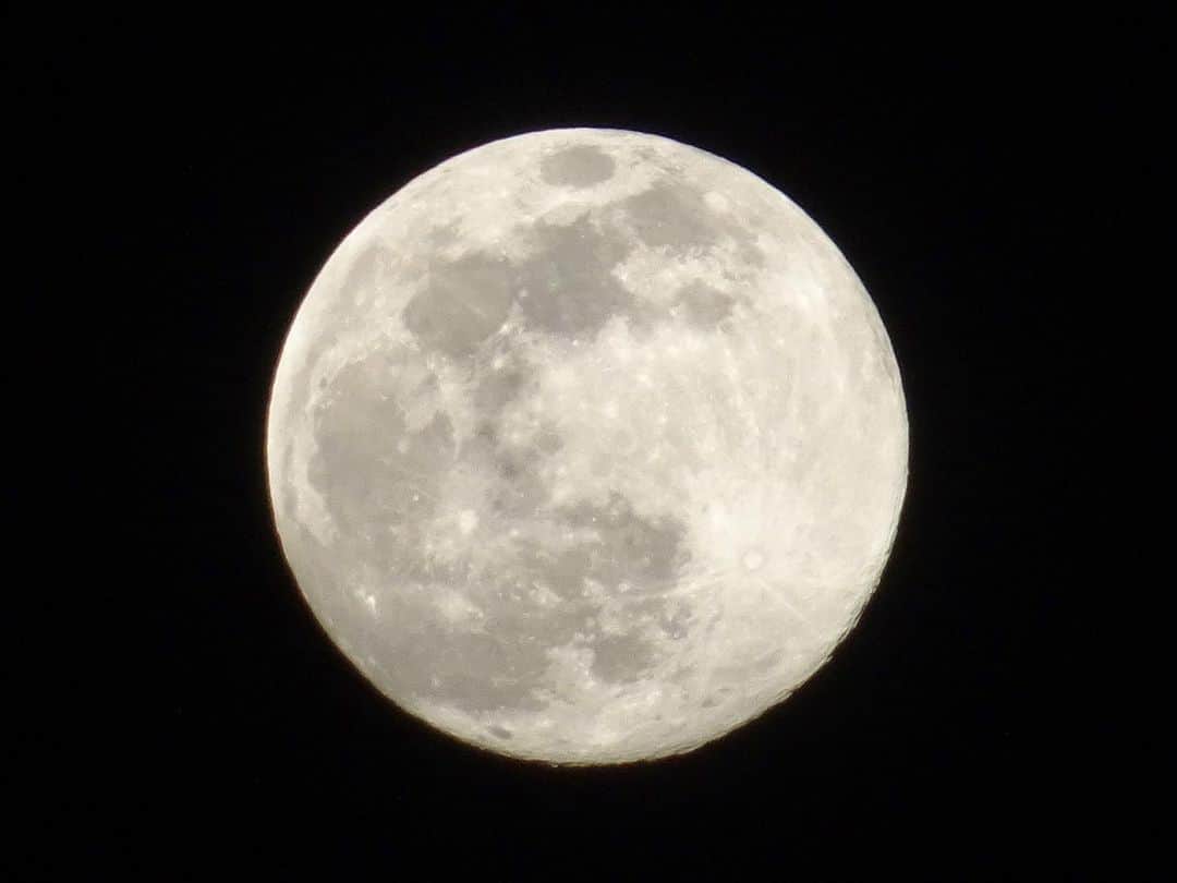 のインスタグラム：「Today's super moon🌙  とてもきれいな満月です♪  #由布院 #湯布院 #満月 #月 #旅館 #温泉 #お風呂 #旅行 #文化 #kyusyu #oita #yufuin  #moon #fullmoon #ryokan #onsen #bath #travel #culture #relax  #コロナに負けない #コロナに負けない由布院」