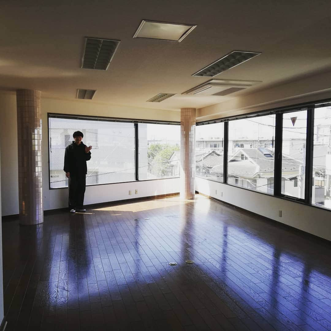 小川祐生さんのインスタグラム写真 - (小川祐生Instagram)「良き部屋  ひろーい事務所兼住居。 これとは別でリビングもお部屋も付いてくる！  #良き部屋 #事務所 #SOHO #自宅兼事務所 #引越し #新生活 #出世部屋 #楽しい部屋探し #宅地建物取引士 #宅建士芸人 #小川祐生 #耐えようね」4月7日 21時43分 - ogawa_awa