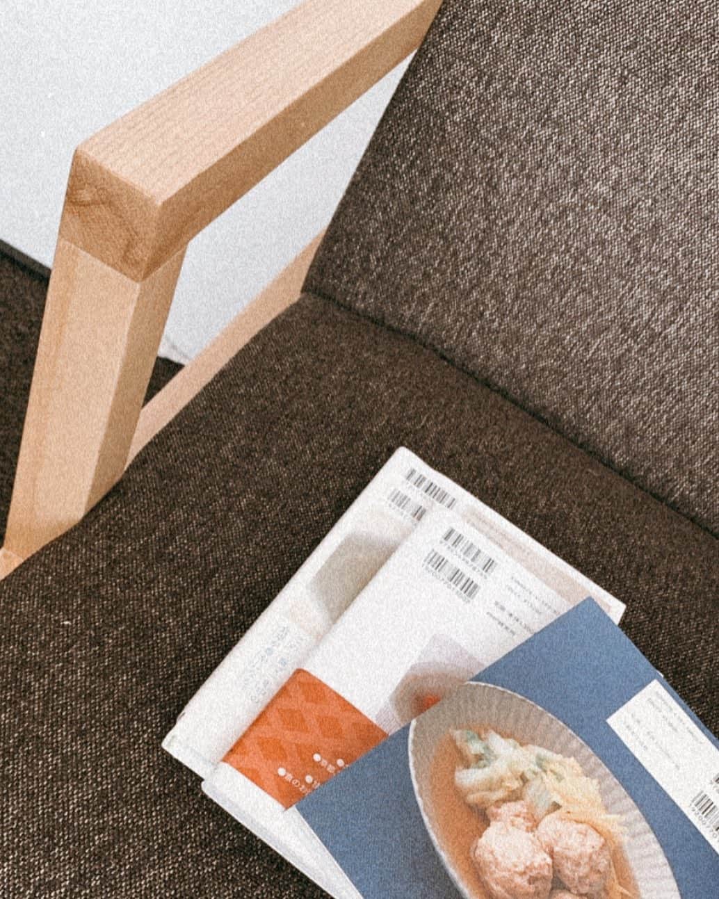 小屋春菜のインスタグラム：「早く見てと言われているペーパーハウスを見るのと、新調した本で料理のレパートリーをもっと増やそう🍋  #stayhome #おウチ時間　#おうち時間」