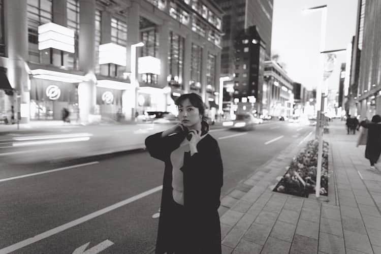 茉莉さんのインスタグラム写真 - (茉莉Instagram)「当たり前の街並みや人混み、その全てが 凄く普通で平和な事だったんだ、って改めて今思う。 東京は時々息苦しさも感じるけど、パワフルで常に新しくて…。ねえ、早くいつもの東京になって欲しいよ。 . . . #東京#日本#撮影#モノクロ#白黒写真#作品撮り#shooting#photooftheday#instapic#instablackandwhite#cityphotography#tokyo#japan」4月7日 21時55分 - mari._xx