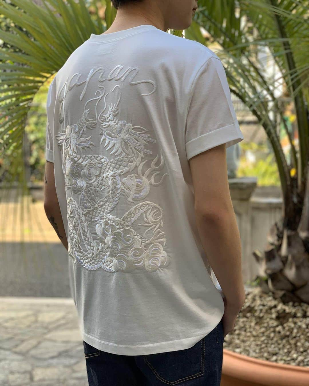 丸山敬太さんのインスタグラム写真 - (丸山敬太Instagram)「. . 〈 KEITA MARUYAMA 2020 Spring &Summer COLLECTION 〉 . Dragon Embroidery Tee ¥28,600 (税込) . . 背中にドラゴンの刺繍が施されたTシャツ。 3サイズはユニセックスで男女問わずご着用いただけます。 (モデル着用は3サイズです) . . ーKEITA MARUYAMA WEB STOREー https://store-keitamaruyama.com/pc/ トップ画面のHP URLからアクセスくださいませ。 . . #keitamaruyama #stayhome #おうち時間 #spring#summer #fashion #madeinjapan #日本 #青山 #Tシャツ #トップス #刺繍 #embroidery #ドラゴン #white #ホワイト #navy #ネイビー #coordinate #happy #beautiful」4月7日 21時49分 - keitamaruyama_official