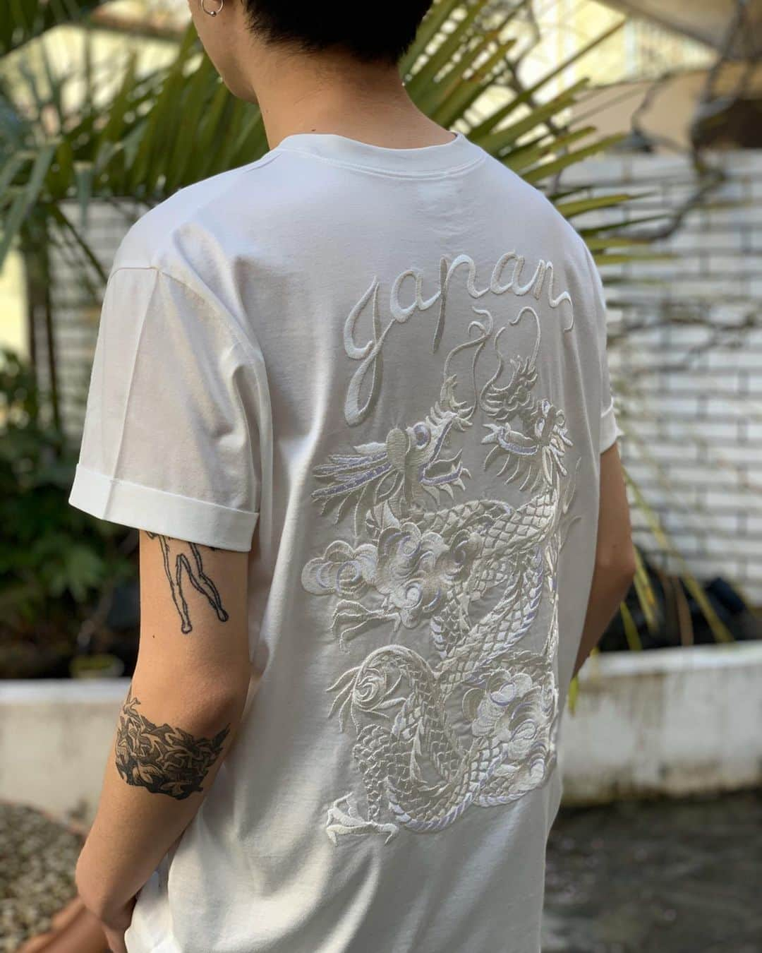 丸山敬太さんのインスタグラム写真 - (丸山敬太Instagram)「. . 〈 KEITA MARUYAMA 2020 Spring &Summer COLLECTION 〉 . Dragon Embroidery Tee ¥28,600 (税込) . . 背中にドラゴンの刺繍が施されたTシャツ。 3サイズはユニセックスで男女問わずご着用いただけます。 (モデル着用は3サイズです) . . ーKEITA MARUYAMA WEB STOREー https://store-keitamaruyama.com/pc/ トップ画面のHP URLからアクセスくださいませ。 . . #keitamaruyama #stayhome #おうち時間 #spring#summer #fashion #madeinjapan #日本 #青山 #Tシャツ #トップス #刺繍 #embroidery #ドラゴン #white #ホワイト #navy #ネイビー #coordinate #happy #beautiful」4月7日 21時49分 - keitamaruyama_official