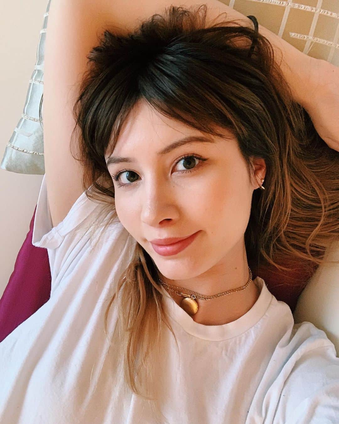高松チェルシーリナのインスタグラム：「. 今日、緊急事態宣言が発令されたね。 約1ヶ月、外出自粛が続きます。 毎日状況が変わっていく中で、不安な気持ちがどんどん募っていくよね。 でも、今踏ん張れば、今我慢すれば、必ず終息します。必ず普通の生活に戻る日は訪れます！ それがすぐ訪れるのか、もっと先になるのか、それは私たちの行動次第。 みんなで乗り越えようね^_^ . そしてこんな状況の中、外に出て私たちのために働いてくれている方々には本当に本当に感謝しかないです。でも絶対に働いている人たちも不安で辛い日々が続いていると思います。 その人たちのためにも、おうちにいましょう。 . そして、早く普通の生活に戻って、友達とご飯食べたり、映画を見たり、ピクニックしたりそんな日常が戻ってくる日を楽しみに、頑張ろうね^_^ . お家で何をして過ごしているか、みんなで発表しあいたいなぁ〜〜 私はもっぱら子育てがメインですが🤣 暇な時間に塗り絵をしようかと、今検討中。 . #stayhomestaysafe  #stayhome#おうち時間#コロナに負けるな#コロナウイルスが早く終息しますように」