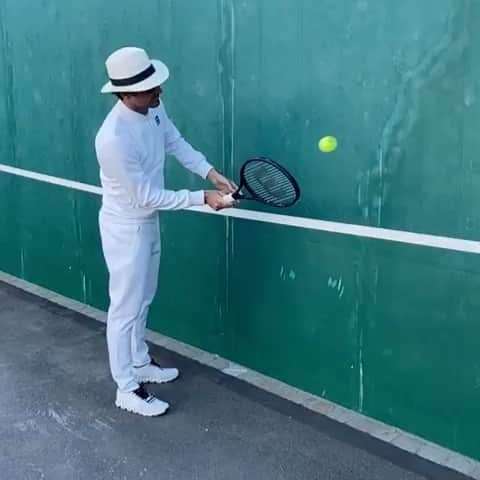 ロジャー・フェデラーのインスタグラム：「Here’s a helpful solo drill. Let’s see what you got! Reply back with a video and I’ll provide some tips. Choose your hat wisely 🎩😉👊 #tennisathome  How else are you guys #TrainingFromHome  @toni.kr8s @giannis_an34 @gianluigibuffon @virat.kohli @tombrady @trevornoah @lukadoncic  @swish41 @leomessi @cristiano @alexzverev123 @thisisbillgates @kensingtonroyal  @thehughjackman @k.mbappe @hank30nyr @rafaelnadal @cocogauff  @davidbeckham @zidane @stephencurry30  @therock @beargrylls @coldplay @djokernole  @kingjames @thierryhenry @serenawilliams @lindseyvonn @mikaelashiffrin @valeyellow46  @lewishamilton @iamzlatanibrahimovic  @chrishemsworth  @justintimberlake」