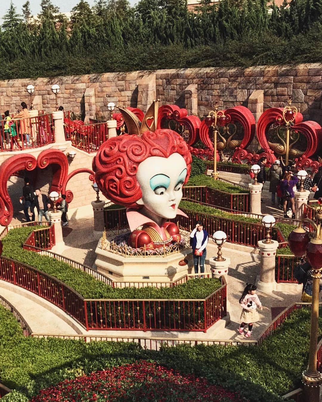 勝俣水稀さんのインスタグラム写真 - (勝俣水稀Instagram)「ㅤㅤㅤㅤㅤㅤㅤㅤㅤㅤㅤㅤㅤ ㅤㅤㅤㅤㅤㅤㅤㅤㅤㅤㅤㅤㅤ Alice in Wonderland Maze..🃏♥️ ㅤㅤㅤㅤㅤㅤㅤㅤㅤㅤㅤㅤㅤ #shanghaidisneyland  #china#shanghai」4月7日 22時04分 - km_zukky