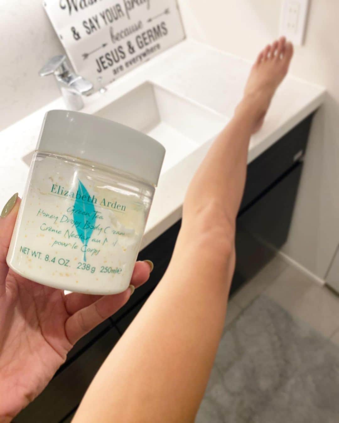 彩海のインスタグラム：「【愛用ボディケア】 . 🧡🛁 Elizabeth Arden @elizabetharden  グリーンティーハニーボディクリーム . . 🧡🛁 Skinfood @skinfood_japan  Honey & Sugar Jelly Body Scrub . . . . 🛁毎日ミノン入浴剤(3枚目)を入れて湯船に浸かる。 . . 🛁肘、デコルテ、胸、膝、お尻を中心に 身体があたたまったら SKINFOODのスクラブが溶けるくらいまで揉み込む。 少しパック！ . . 🛁お風呂を出る直前にスクラブを洗い流す。 . . 🛁お風呂から上がったら エリザベスアーデンのボディクリームを全身に塗り込む。 . . 🙋🏽‍♀️ボディクリームを塗り込むときは 直接肌にのせずに、まず手にとって温めてからネ！ . . . もうエリザベスアーデンのグリーンティーの匂いが良すぎて お布団の中まで幸せな匂いにw . そしてスペシャルケアしたら翌朝全身ふわっふわになるよ😳 . スベスベ触っていたくなる肌が目標😳♥️ . . . #外出自粛　だしいい機会なので、 徹底的にセルフケアしちゃいましょう🙋🏽‍♀️ . . . . . #ボディケア #ボディクリーム #ボディークリーム #ボディケアグッズ #クリーム#エリザベスアーデン #スキンフード#ボディスクラブ#スクラブ#入浴剤#ミノン #ココにこーやって脚のせて塗り込む作業 #作業台w」