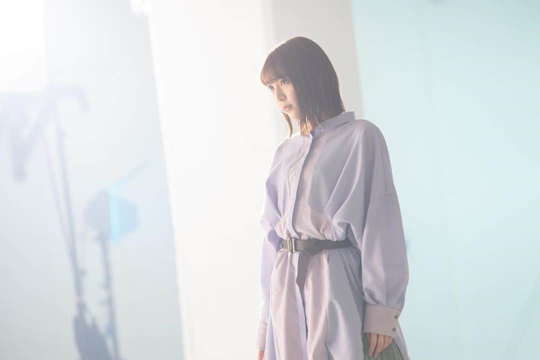 松岡菜摘のインスタグラム：「. . ３ー２MV公開されました 発売まであと15日くらい！ 楽しみだなーー☺︎❤︎ . #offshot」