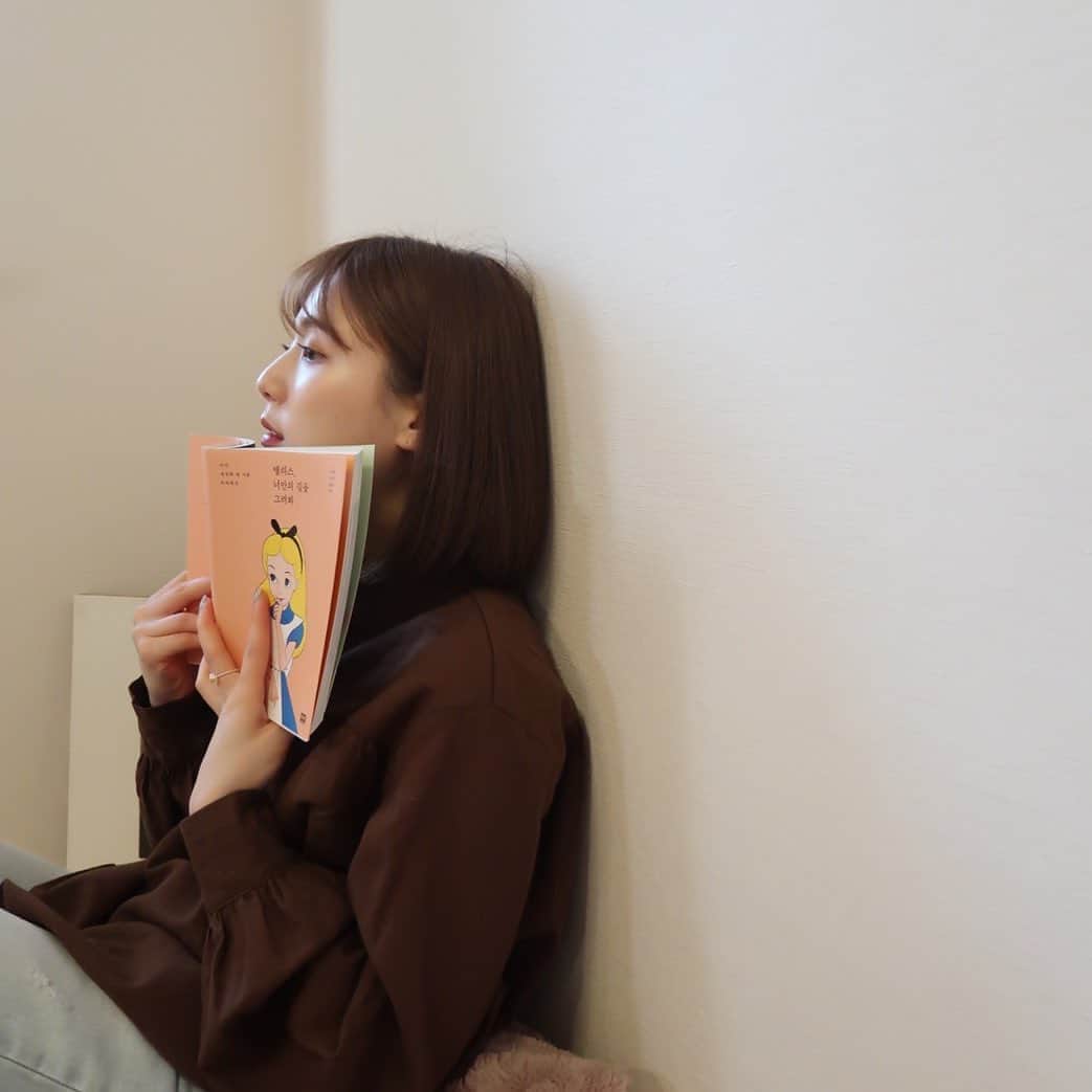 ひよんのインスタグラム：「🏡📚💞 ㅤㅤㅤㅤㅤㅤㅤㅤㅤㅤㅤㅤㅤ 少し久しぶりの投稿になってしまった🥺😢 最近は家で過ごす日々で 撮影と編集を繰り返す毎日だよ♡🎥 ㅤㅤㅤㅤㅤㅤㅤㅤㅤㅤㅤㅤㅤ 昔に撮影してたサブチャンネルの 素材とかも色々あるのだけど、 少し載せようか迷っている🥺🥺🥺 お外の映像だとやっぱりみんな不安になってしまうよね😭😭 いまは安全第一！健康第一！で、 みんなで乗り切ろうね😣💓 ㅤㅤㅤㅤㅤㅤㅤㅤㅤㅤㅤㅤㅤ 早く平凡で当たり前だと思っていた 幸せな日々が戻ってきますように🙏 ㅤㅤㅤㅤㅤㅤㅤㅤㅤㅤㅤㅤㅤ #お家時間 #ひよん」
