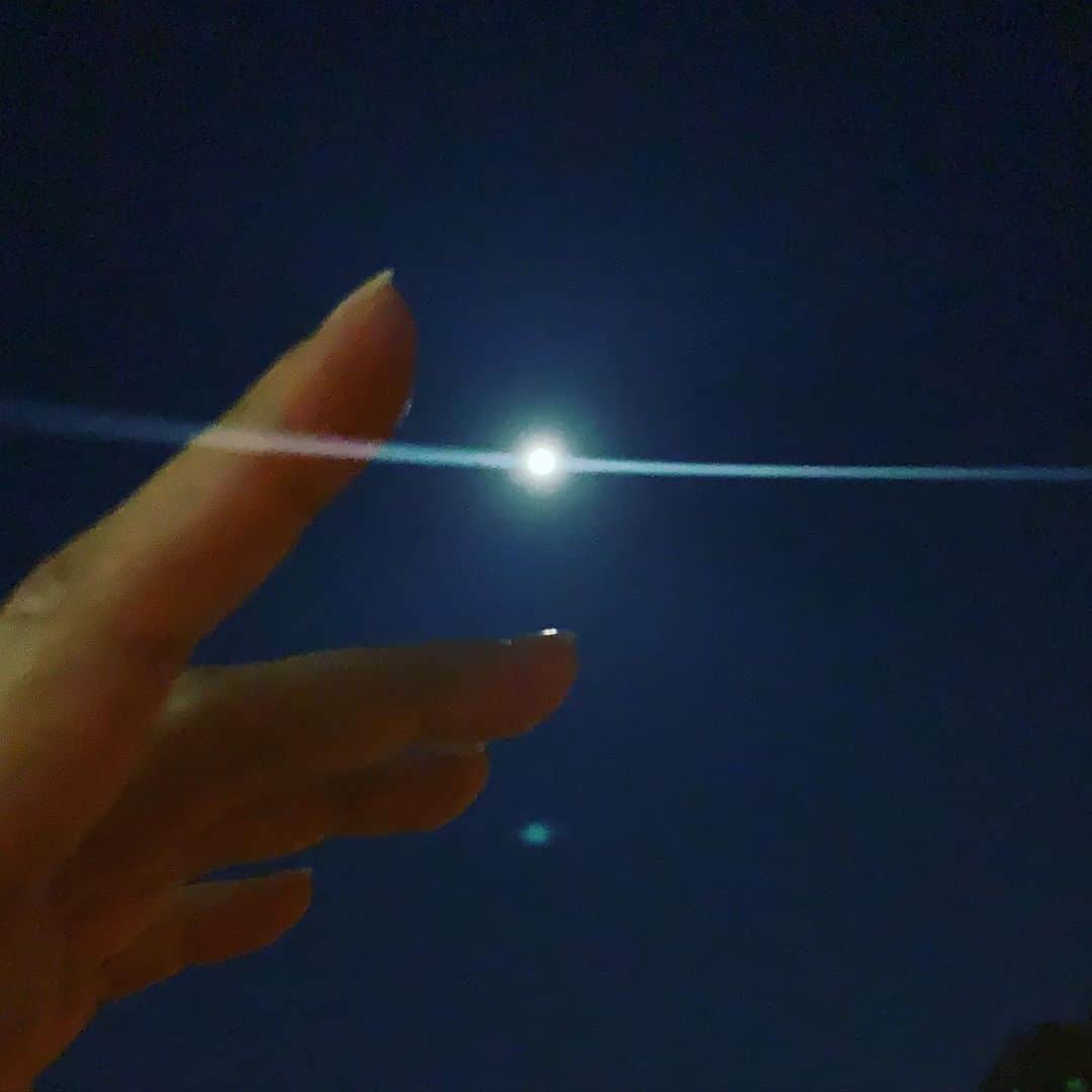 結城さなえさんのインスタグラム写真 - (結城さなえInstagram)「爪先に反射するスーパームーンの力強い光✨🌕✨ いっぱい浴びました。 そして祈る。 どうかどうか、この世界に力をください。 ありがとうありがとう👏🏻 #スーパームーン #2020年 #最大 #月 #空 #20200407」4月7日 22時15分 - yuukisanae