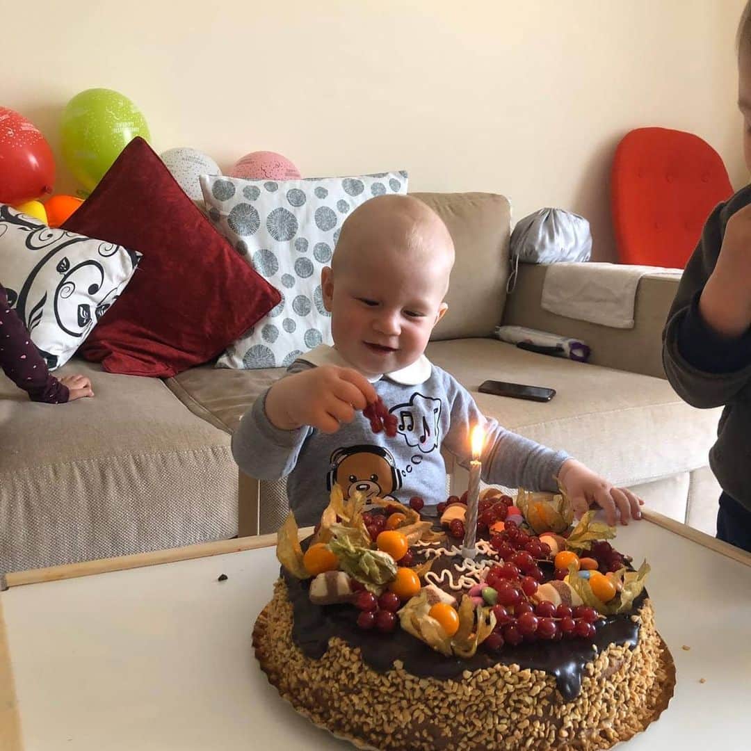 ヴラド・キリケシュのインスタグラム：「Our little prince 👑 is a big man !!! #1yearold  #happybirthday 🎉❤」