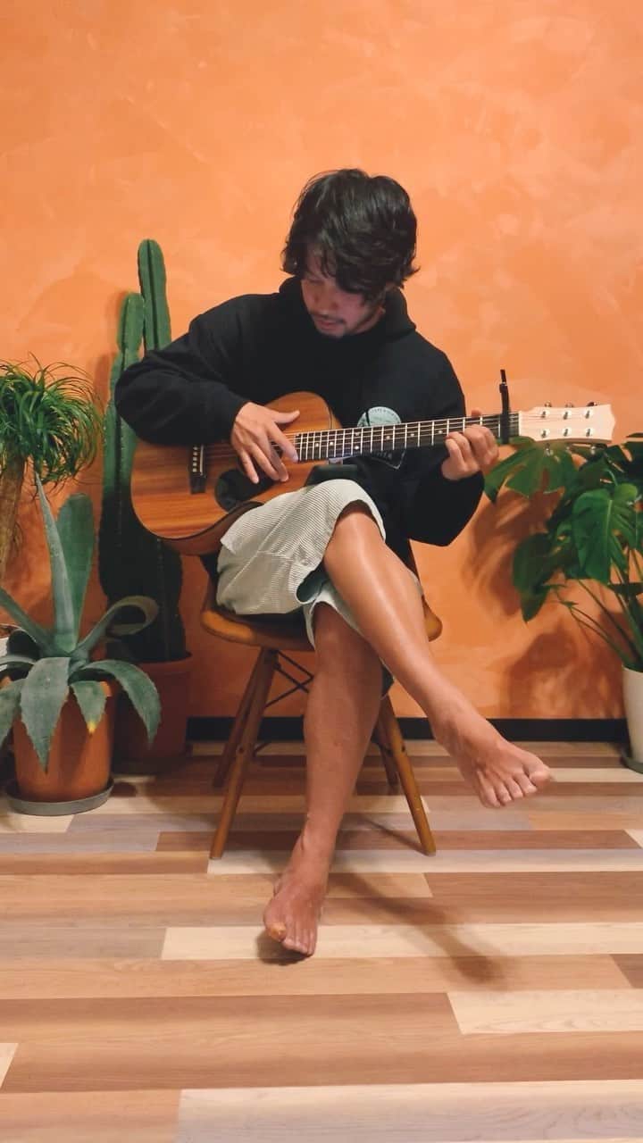 のインスタグラム：「#おうち時間 に短い曲作ってみた。今の状況w ーーーーー かくれんぼ . “もういいかい？”なんて言えないのは 誰も正解が分からないから “もういいよ”ってくらいにうんざりだから 今日はもうテレビ消して話をしよう いつかまた外に出れたら したい事が沢山あるよ 見えやしないものばかりだから この気持ちだけは 隠さないよ  #20203030#1#かくれんぼ#緊急事態宣言」