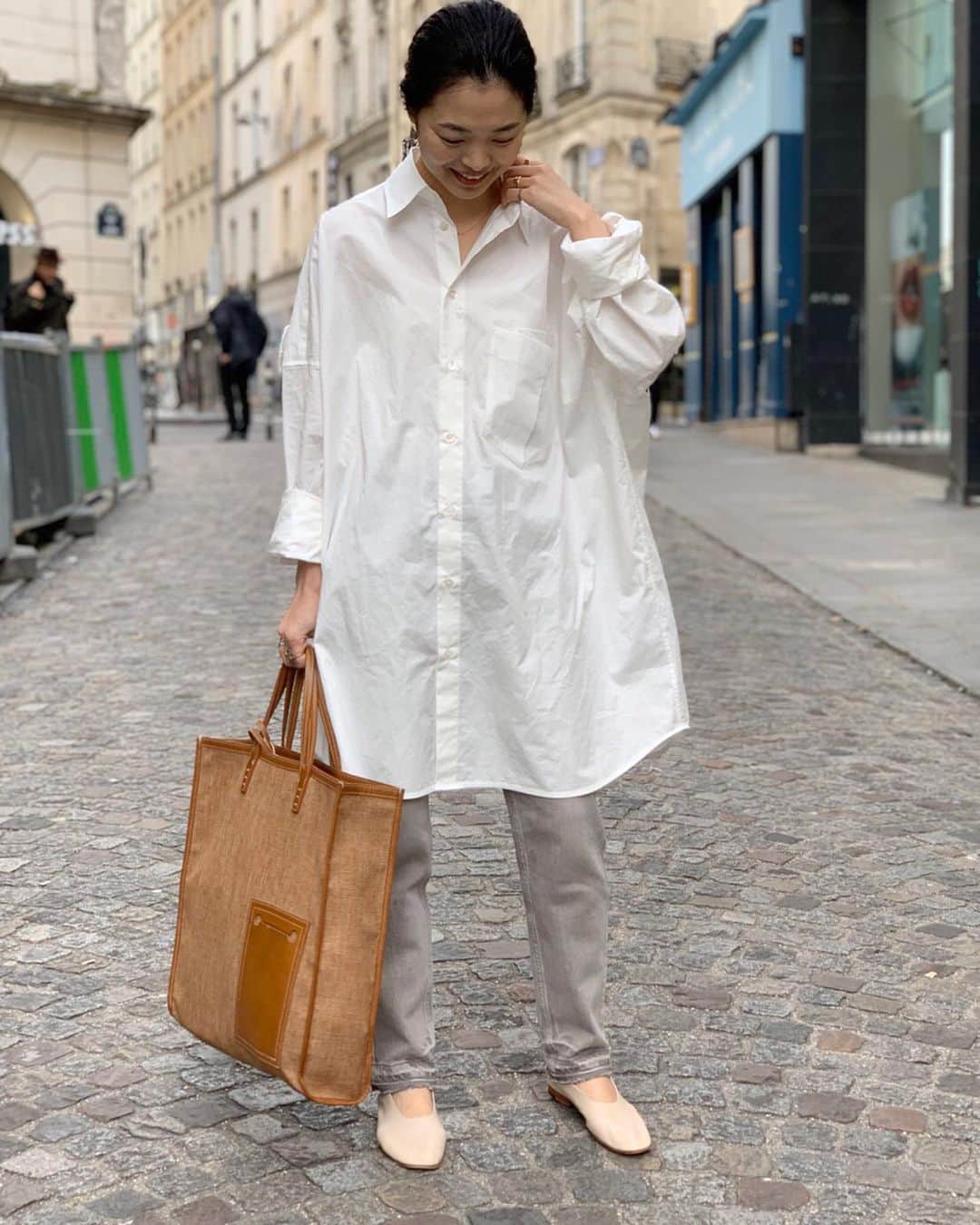 IENAさんのインスタグラム写真 - (IENAInstagram)「Buyer's report from Paris 🇫🇷﻿ ﻿ IENAのバイヤーが2月のパリ出張で感じたもの、﻿ 着ていた服、見ていた景色をレポート﻿ ﻿ ﻿ ﻿ 『 white shirt 』﻿ ﻿ スタイリングの主役になる潔く大きな白シャツ﻿ ﻿ 細身のデニムやプリーツスカートなど﻿ あわせ方によってガラリと変わる表情が魅力✨﻿ ﻿ 付属として取外しできる肩紐があり、﻿ キャミ型のワンピースにもアレンジ可能！﻿ オールシーズンで楽しんで頂けます😊﻿ ﻿ ﻿ ﻿ ﻿ ✏︎ バイヤー西田より﻿ @misa_nishi ﻿ 2月の出張で撮影したSNAP﻿ パリの街並みに白シャツが映えます✨﻿ ﻿ IÉNAでは様々な国のブランドをセレクトしています。﻿ どの国のデザイナーも、職人や関わる人々たちも、﻿ ファッションでちょっとした幸せや楽しみを﻿ 届けたいという想いがあります🌿﻿ もちろんIÉNAに関わる私たちも同じ想いです。﻿ ﻿ ﻿ お家にいながら、少しでもパリの空気を﻿ 感じていただけたら嬉しいです😌﻿ ﻿ ﻿ #iena﻿ #iena_buyer」4月7日 22時27分 - iena_jp