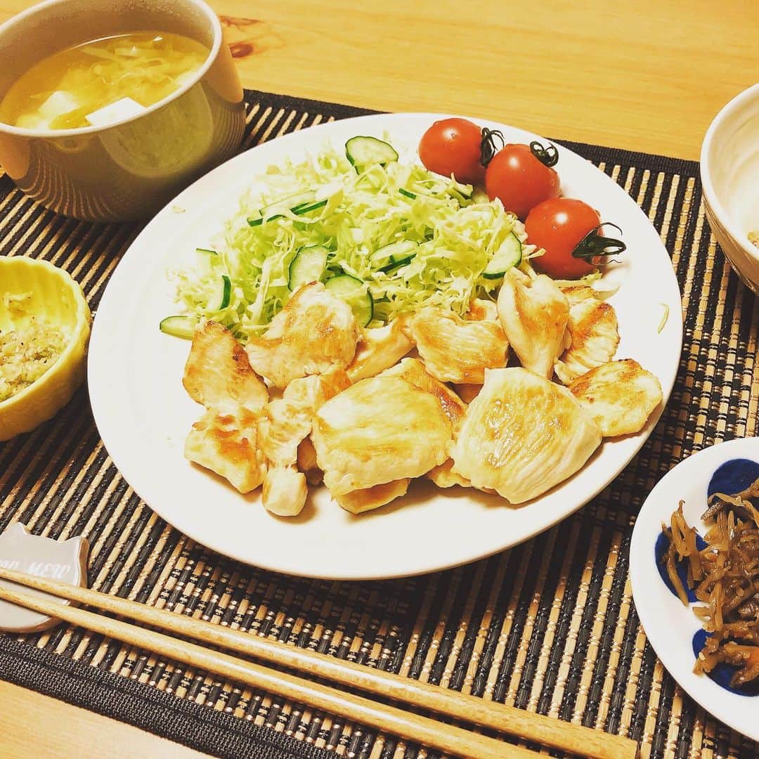 木原梢さんのインスタグラム写真 - (木原梢Instagram)「『今夜はスーパームーンです🌕日本全国どこでも見れます。』って木原家の家族グループLINEでお知らせがきたので(笑)、家の外に出てみたら月がめっちゃ明るかった‼︎✨ 今日の晩ご飯は鶏肉のねぎ塩ダレ🐓 ご飯食べて、洗い物して、コンロを綺麗に拭いてからのティータイムが好き♡  最近ずっと自炊してて、しょっちゅうスーパーに行ってお金使ってるし、実際のところ節約になってんのかな？って思ってたけど、自炊続けてることが大事だよ！って言ってもらえたのが嬉しい出来事😊♡笑  #スーパームーン #めっちゃ明るい #鶏肉のねぎ塩ダレ  #コンロ掃除 #そこまでが自炊 #その後のティータイム #カルディのマスカットティー #お気に入りの紅茶 #珈琲より紅茶派 #キットカットが好き #だから太るんや。笑 #そのぶん走ろう #ブームから習慣へ」4月7日 22時28分 - kozu0917