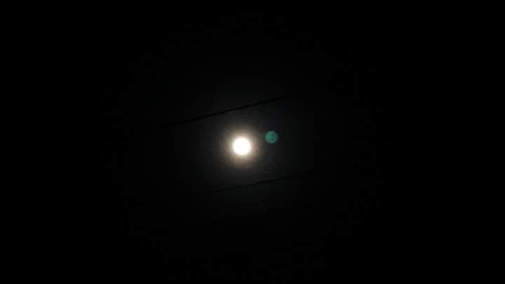 大島央照のインスタグラム：「スーパームーン🌕﻿ ﻿ ベランダから見れました✨﻿ ﻿ ぜひ、空を見てみてください✨ ﻿ ﻿ ﻿ ﻿ #happy #スーパームーン #月　#綺麗 #幸 #stayhome #緊急事態宣言の日　#コロナに負けず ﻿#頑張ろう #世界中を月が見てるよ #きっと大丈夫 #🌝」