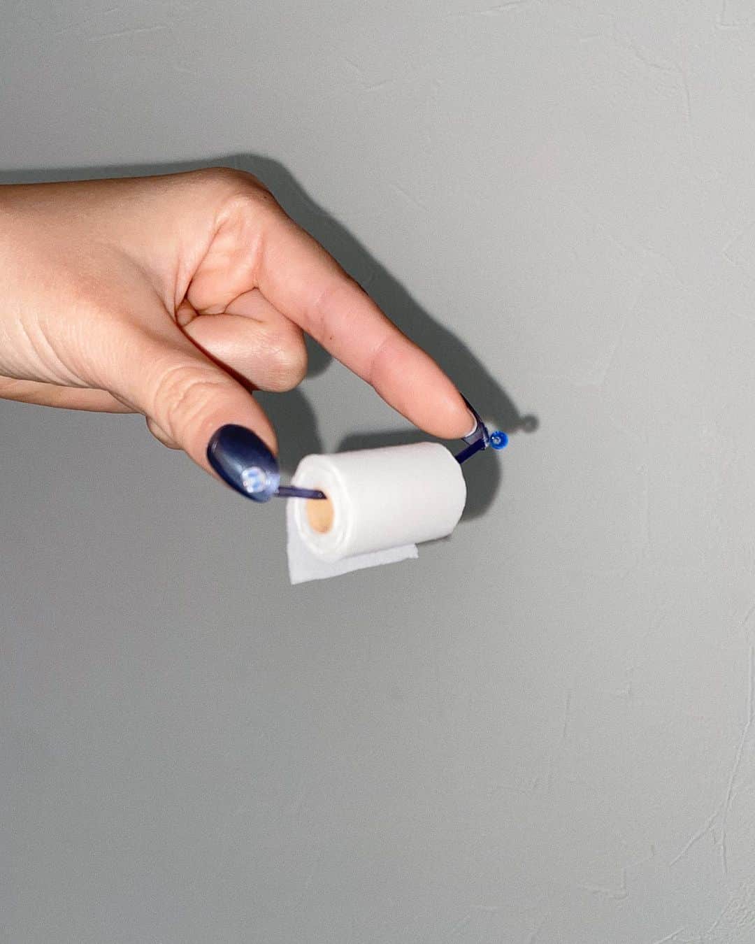 AKIKOさんのインスタグラム写真 - (AKIKOInstagram)「«Toilet paper holder nails»🚽 How do you hang your toilet paper?」4月7日 22時37分 - akikokoga