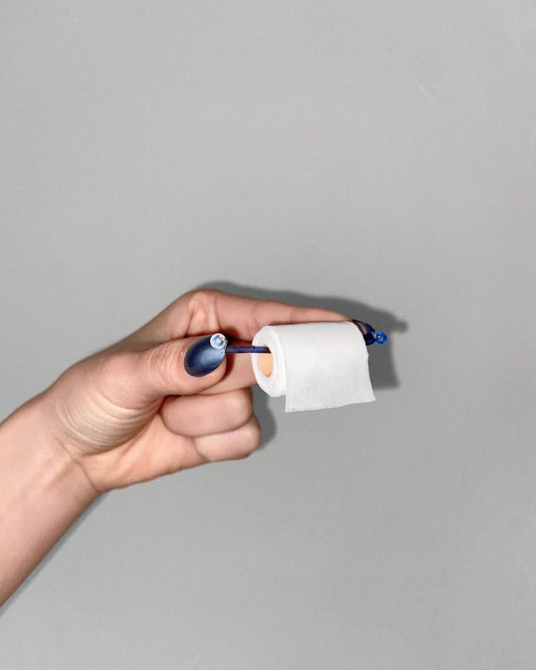 AKIKOのインスタグラム：「«Toilet paper holder nails»🚽 How do you hang your toilet paper?」