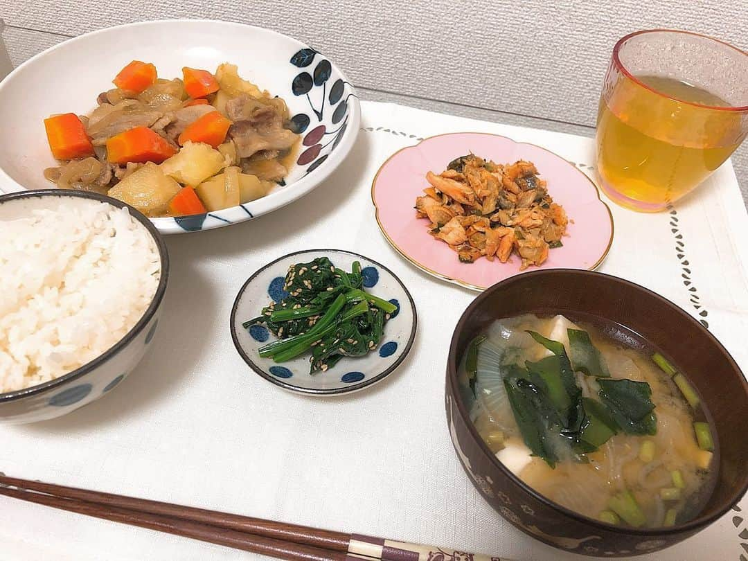 篠崎彩奈さんのインスタグラム写真 - (篠崎彩奈Instagram)「_ いつかの晩ご飯🍚 最近は家にいることが多くて 毎日料理してます😋 この日は ・肉じゃが ・ほうれん草のお浸し ・シャケのバター醤油炒め ・お味噌汁 でした！ こうやって作ったお料理もちょくちょく 載せますね〜🍴 #stayhome #肉じゃが #cooking #料理 #自炊 #おうち時間 #料理レシピ #手作り料理　#おうちカフェ」4月7日 22時47分 - ayana.s_official