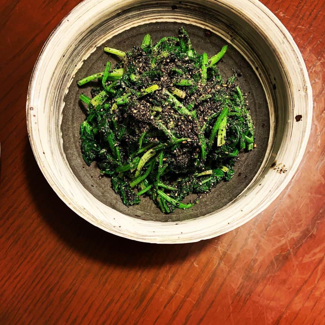 志摩有子さんのインスタグラム写真 - (志摩有子Instagram)「ほうれん草の胡麻和えも。緑の野菜の胡麻和えは黒胡麻を使うのが好き。緑には黒がよく映える。味付けは手抜きしてだし醤油に砂糖少々。久しぶりに作ったからか、あっという間に売り切れた。 #ほうれん草の胡麻和え #黒胡麻　#副菜の鬼」4月7日 22時44分 - ariko418