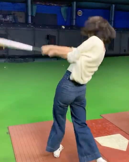 のインスタグラム：「・  早く野球したいなーーーー！！⚾️ ・ I really want to play baseball !!!!!! .  What do you do in your free time at home?😊 ・  #新谷あやか #shinyaayaka  #actress #女優 #英語の先生 #englishteacher  #野球　#野球好き  #野球女子  #baseball  #baseballgirls  #stayhome  #130キロ #バッティングセンター」