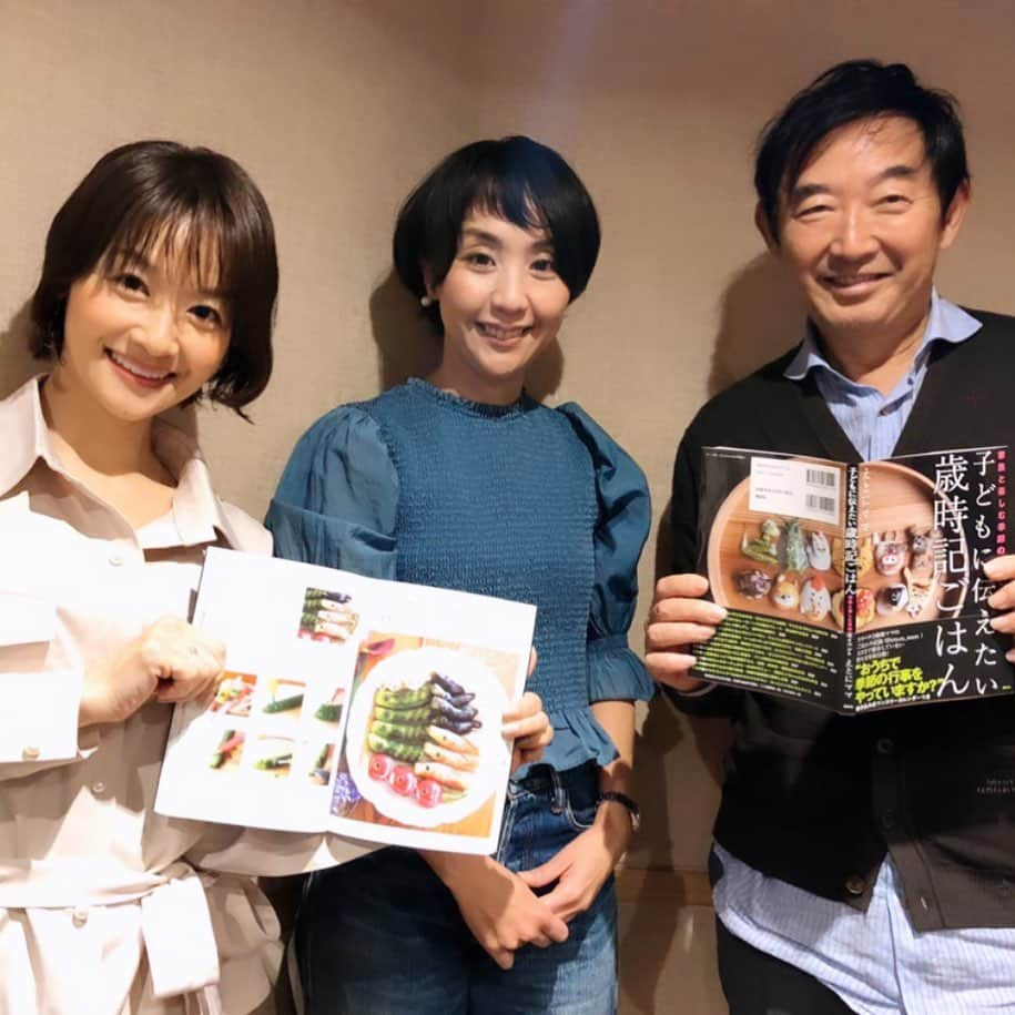 武藤乃子さんのインスタグラム写真 - (武藤乃子Instagram)「📻 JFNネット「石田純一のNo socks J life」  ゲストは『子どもに伝えたい歳時記ごはん』をご出版された、えとにママさんです♪  Instagramのフォロワーが約12万人！ 色とりどりで可愛らしい、いわゆるキャラ弁のような🍴ご飯の記録が人気の、えとにママさん。 働きながら、こんなに食卓を飾るなんて…本当にすごい…。 子どもが喜ぶ🍴ご飯を作り始めたキッカケや、創作のコツなどをお伺いしています。  お子さんと一緒に、食事を通じて日本の文化を感じる…いいですね。  放送エリアの皆さま、ぜひ。  #jfn #ラジオパーソナリティー #ラジオ番組 #ラジオ収録 #ラジオ #石田純一 #アナウンサー #フリーアナウンサー #デュアルライフ #デュアルライフアナウンサー #えとにママ #子どもに伝えたい歳時記ごはん #キャラ弁  群馬(月)11:30～ 栃木(日)19:30～ 山形(金)13:30～ 新潟(水)11:30～ 岐阜(日)9:00～ 福井(月)5:00～ 山陰(日)9:00～ 広島(日)8:00～ 熊本(土)9:00～ 宮崎(土)11:30～」4月7日 22時54分 - muto_noriko.11