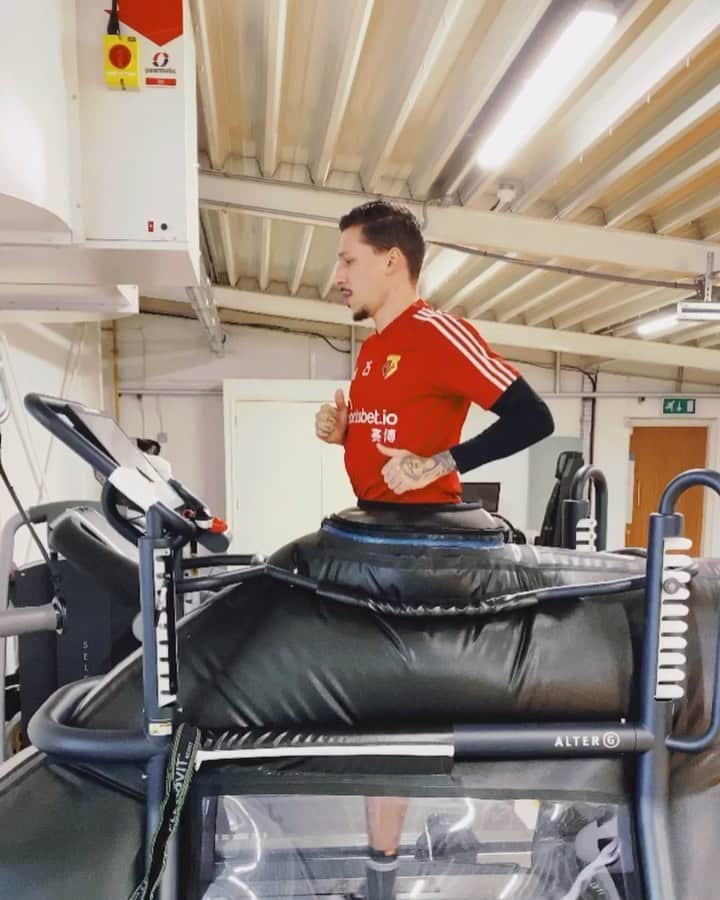 ヨゼ・ホレバスのインスタグラム：「My foot is healing and getting better and better , Anti-Gravity Treadmill ! 💪🏽✅ - ✂️🚫」