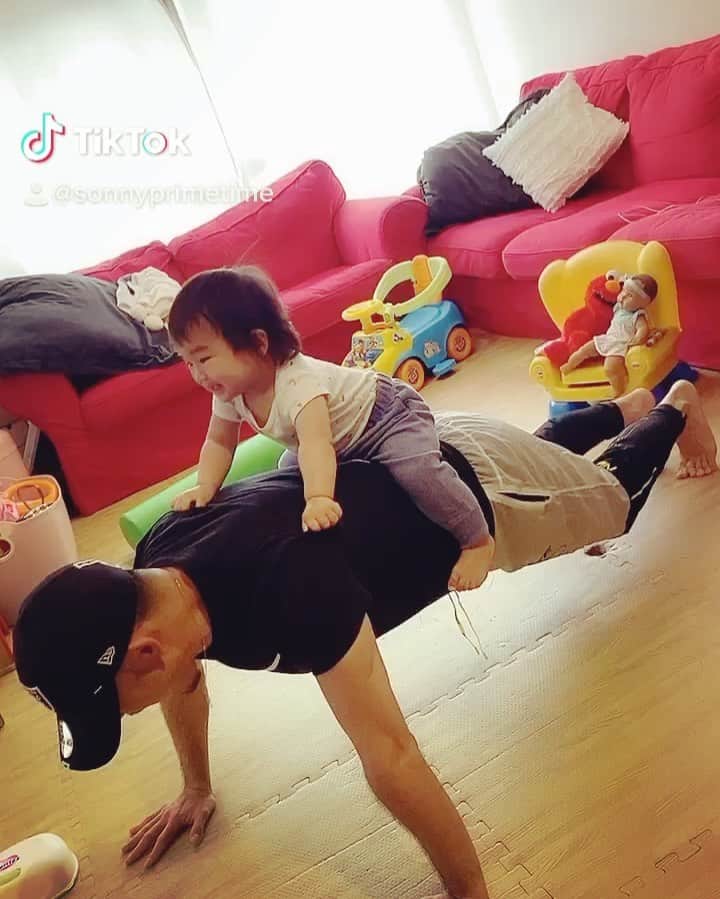 SONNYのインスタグラム：「My new workout routine with a help from my personal trainer😆 #rightfootleftfoot」