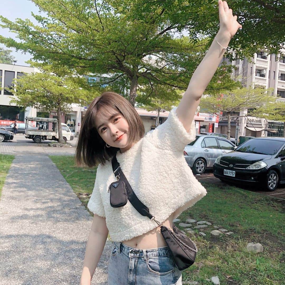 柯柯YELIZのインスタグラム：「我們覺得不快樂 是因為我們追求的不是幸福 而是比別人幸福 #很認同這句話」