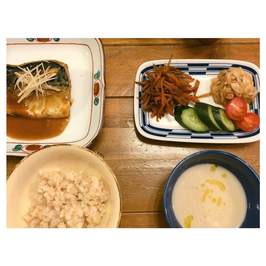 のインスタグラム：「今日の晩ご飯  サバの味噌煮  ゴボウの和風ポタージュが好評でした👍 そしてリタが最近凄くハマっているのが 新玉葱の白だしマリネ  根菜を沢山食べて免疫力アップ⤴️ #さばの味噌煮 #根菜 #免疫力アップ」