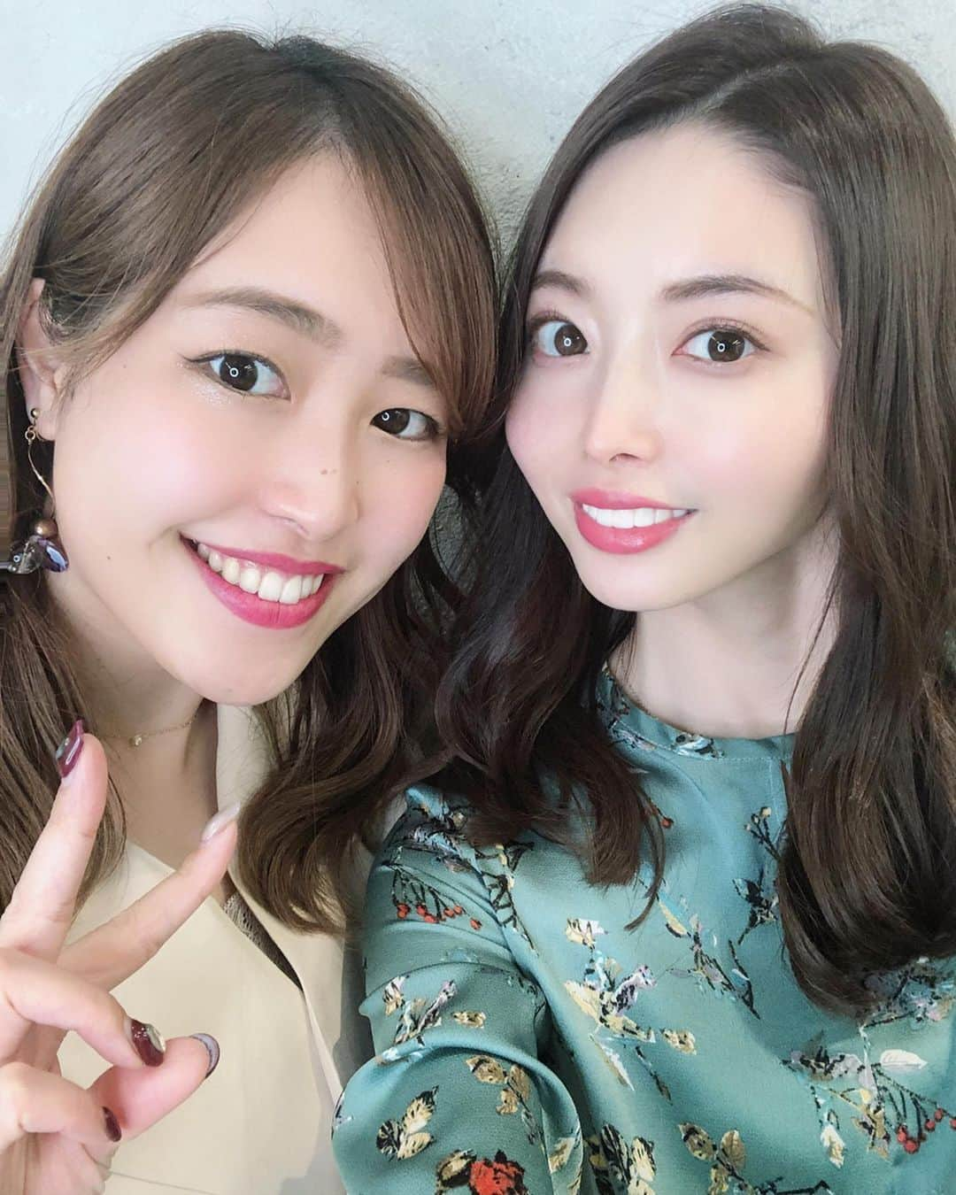 松田唯花さんのインスタグラム写真 - (松田唯花Instagram)「【平田さん独立おめでとう🎊春ヘアにアップデート🌸】 先月、髪のメンテナンスへ✂️ 今回も担当は、今までもずっと私の髪をキレイにしてくれていた平田さん✨ @_asuka_hair  この春に独立！㊗️（おめでとうございます👏）初めて明治神宮前にある平田さんのサロンへ行きました✂︎ 明治神宮前駅から徒歩30秒（交差点渡ればすぐ）で、駅近ありがたい〜💕 * 今回は、カット、カラー、マイクロバブルヘッドスパ、PLACOLLAトリートメントのフルコースをしてもらいました！ * * カットは、傷んでいるところや顔まわりを少しだけ。枝毛やダメージ毛を切ってもらうだけで髪がなめらかに✨ 顔まわりの髪は、あごくらいの長さを目安に。結んだときにちょうど良い後れ毛が出る長さ◎  カラーは、ピンクラベージュ💗 ベージュとラベンダーを多め、ツヤ出しのピンクと赤みを抑えるためのグレーを少々ブレンドしてもらいました🤗透明感があってフェミニンな雰囲気。ピンクを入れるだけで春らしくなる🌸  明るさは９トーンです💫（写真７枚目は平田📷設定で、だいぶ明るめに写ってます） 写真５、６、８枚目は、日が暮れた外で。蛍光灯の下よりもだいぶ落ち着いて大人っぽく見える、そのギャップもまたイイ👍💜 * * PLACOLLAトリートメントは平田さんオリジナル（！）で、プラチナ、プラセンタ、マリンコラーゲン、ヒアルロン酸、海洋深層水、フェザーケラチンetc、たっぷり配合した超贅沢なトリートメント。 初PLACOLLAトリートメントだったけどハマりそう😍 ４、５、10枚目の動画から伝わると思うのですが、ツヤッツヤサラッサラ✨そして柔らか〜い、触り心地の良い髪になるんです💞 しかも当日だけじゃなくて、日が経った今もまだトリートメント効果が続いてる👏すごーい😍  頭皮をマイクロバブルヘッドスパでキレイにしてもらったのも効いてそう！　 月１、ヘアサロンに行くたびにヘッドスパをするようにしています。頭皮と肌は一枚で繋がっているから、頭皮ケアは美肌ケアにもなるんですよ🌟 マイクロバブルで毛穴の奥の汚れまで洗い流せてスッキリした〜！ * 改めて、平田さん独立おめでとうございます🎉 * * 【🎊フォロワーさんにお得すぎる情報🎊】 「ゆいかのSNSを見た」と伝えて予約をしてもらうと、平田さんの巻き髪講座or５分でできるヘアアレンジを特典でつけてくれるそうなので（太っ腹！）、みなさま、予約を平田さんのインスタからしてください〜🥰 @_asuka_hair  #haircolor #hairstyle #hairstyles #haircut #hairsalon #omotesandosalon #harajukusalon #springhair #springhaircolor #美容室 #ヘアサロン #ヘアカラー #プラコラトリートメント #美髪 #髪は女の命 #春ヘア #原宿サロン」4月7日 23時03分 - yuika_matsuda.official