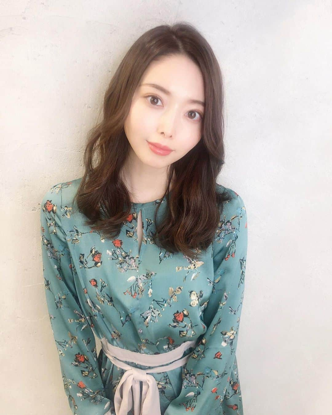 松田唯花さんのインスタグラム写真 - (松田唯花Instagram)「【平田さん独立おめでとう🎊春ヘアにアップデート🌸】 先月、髪のメンテナンスへ✂️ 今回も担当は、今までもずっと私の髪をキレイにしてくれていた平田さん✨ @_asuka_hair  この春に独立！㊗️（おめでとうございます👏）初めて明治神宮前にある平田さんのサロンへ行きました✂︎ 明治神宮前駅から徒歩30秒（交差点渡ればすぐ）で、駅近ありがたい〜💕 * 今回は、カット、カラー、マイクロバブルヘッドスパ、PLACOLLAトリートメントのフルコースをしてもらいました！ * * カットは、傷んでいるところや顔まわりを少しだけ。枝毛やダメージ毛を切ってもらうだけで髪がなめらかに✨ 顔まわりの髪は、あごくらいの長さを目安に。結んだときにちょうど良い後れ毛が出る長さ◎  カラーは、ピンクラベージュ💗 ベージュとラベンダーを多め、ツヤ出しのピンクと赤みを抑えるためのグレーを少々ブレンドしてもらいました🤗透明感があってフェミニンな雰囲気。ピンクを入れるだけで春らしくなる🌸  明るさは９トーンです💫（写真７枚目は平田📷設定で、だいぶ明るめに写ってます） 写真５、６、８枚目は、日が暮れた外で。蛍光灯の下よりもだいぶ落ち着いて大人っぽく見える、そのギャップもまたイイ👍💜 * * PLACOLLAトリートメントは平田さんオリジナル（！）で、プラチナ、プラセンタ、マリンコラーゲン、ヒアルロン酸、海洋深層水、フェザーケラチンetc、たっぷり配合した超贅沢なトリートメント。 初PLACOLLAトリートメントだったけどハマりそう😍 ４、５、10枚目の動画から伝わると思うのですが、ツヤッツヤサラッサラ✨そして柔らか〜い、触り心地の良い髪になるんです💞 しかも当日だけじゃなくて、日が経った今もまだトリートメント効果が続いてる👏すごーい😍  頭皮をマイクロバブルヘッドスパでキレイにしてもらったのも効いてそう！　 月１、ヘアサロンに行くたびにヘッドスパをするようにしています。頭皮と肌は一枚で繋がっているから、頭皮ケアは美肌ケアにもなるんですよ🌟 マイクロバブルで毛穴の奥の汚れまで洗い流せてスッキリした〜！ * 改めて、平田さん独立おめでとうございます🎉 * * 【🎊フォロワーさんにお得すぎる情報🎊】 「ゆいかのSNSを見た」と伝えて予約をしてもらうと、平田さんの巻き髪講座or５分でできるヘアアレンジを特典でつけてくれるそうなので（太っ腹！）、みなさま、予約を平田さんのインスタからしてください〜🥰 @_asuka_hair  #haircolor #hairstyle #hairstyles #haircut #hairsalon #omotesandosalon #harajukusalon #springhair #springhaircolor #美容室 #ヘアサロン #ヘアカラー #プラコラトリートメント #美髪 #髪は女の命 #春ヘア #原宿サロン」4月7日 23時03分 - yuika_matsuda.official