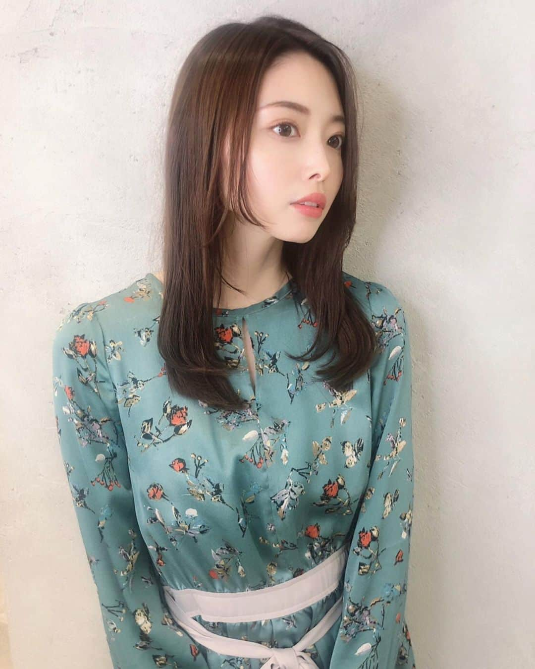 松田唯花さんのインスタグラム写真 - (松田唯花Instagram)「【平田さん独立おめでとう🎊春ヘアにアップデート🌸】 先月、髪のメンテナンスへ✂️ 今回も担当は、今までもずっと私の髪をキレイにしてくれていた平田さん✨ @_asuka_hair  この春に独立！㊗️（おめでとうございます👏）初めて明治神宮前にある平田さんのサロンへ行きました✂︎ 明治神宮前駅から徒歩30秒（交差点渡ればすぐ）で、駅近ありがたい〜💕 * 今回は、カット、カラー、マイクロバブルヘッドスパ、PLACOLLAトリートメントのフルコースをしてもらいました！ * * カットは、傷んでいるところや顔まわりを少しだけ。枝毛やダメージ毛を切ってもらうだけで髪がなめらかに✨ 顔まわりの髪は、あごくらいの長さを目安に。結んだときにちょうど良い後れ毛が出る長さ◎  カラーは、ピンクラベージュ💗 ベージュとラベンダーを多め、ツヤ出しのピンクと赤みを抑えるためのグレーを少々ブレンドしてもらいました🤗透明感があってフェミニンな雰囲気。ピンクを入れるだけで春らしくなる🌸  明るさは９トーンです💫（写真７枚目は平田📷設定で、だいぶ明るめに写ってます） 写真５、６、８枚目は、日が暮れた外で。蛍光灯の下よりもだいぶ落ち着いて大人っぽく見える、そのギャップもまたイイ👍💜 * * PLACOLLAトリートメントは平田さんオリジナル（！）で、プラチナ、プラセンタ、マリンコラーゲン、ヒアルロン酸、海洋深層水、フェザーケラチンetc、たっぷり配合した超贅沢なトリートメント。 初PLACOLLAトリートメントだったけどハマりそう😍 ４、５、10枚目の動画から伝わると思うのですが、ツヤッツヤサラッサラ✨そして柔らか〜い、触り心地の良い髪になるんです💞 しかも当日だけじゃなくて、日が経った今もまだトリートメント効果が続いてる👏すごーい😍  頭皮をマイクロバブルヘッドスパでキレイにしてもらったのも効いてそう！　 月１、ヘアサロンに行くたびにヘッドスパをするようにしています。頭皮と肌は一枚で繋がっているから、頭皮ケアは美肌ケアにもなるんですよ🌟 マイクロバブルで毛穴の奥の汚れまで洗い流せてスッキリした〜！ * 改めて、平田さん独立おめでとうございます🎉 * * 【🎊フォロワーさんにお得すぎる情報🎊】 「ゆいかのSNSを見た」と伝えて予約をしてもらうと、平田さんの巻き髪講座or５分でできるヘアアレンジを特典でつけてくれるそうなので（太っ腹！）、みなさま、予約を平田さんのインスタからしてください〜🥰 @_asuka_hair  #haircolor #hairstyle #hairstyles #haircut #hairsalon #omotesandosalon #harajukusalon #springhair #springhaircolor #美容室 #ヘアサロン #ヘアカラー #プラコラトリートメント #美髪 #髪は女の命 #春ヘア #原宿サロン」4月7日 23時03分 - yuika_matsuda.official