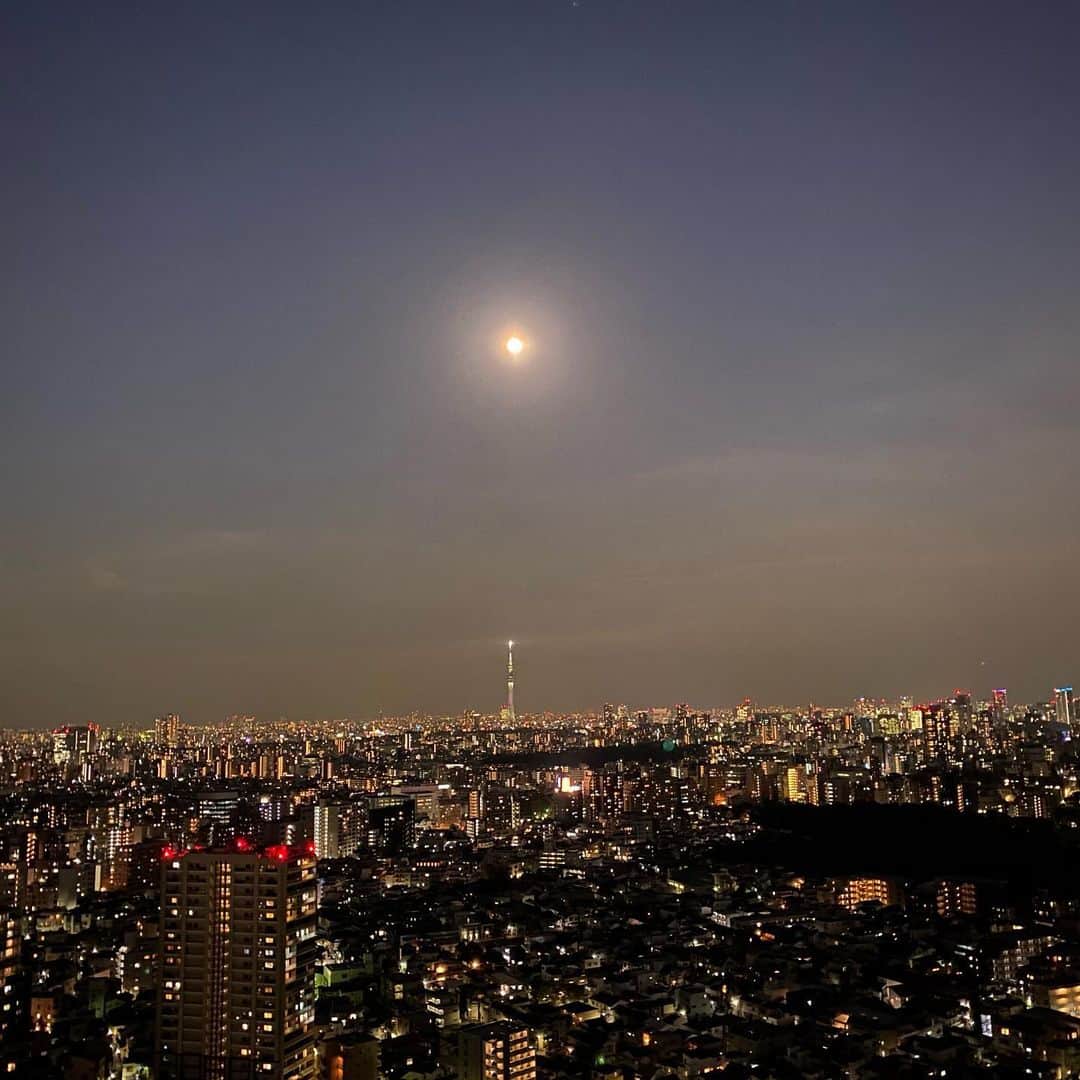 佐藤弘道さんのインスタグラム写真 - (佐藤弘道Instagram)「空は綺麗なのに、地上は大変なことになってます。 みんなで同じ月を見て、少し深呼吸しようかぁ〜(^^) #綺麗な月 #深呼吸 #イライラしても仕方ない #我慢我慢 #さぁ〜頑張ろう」4月7日 23時13分 - satouhiromichi023