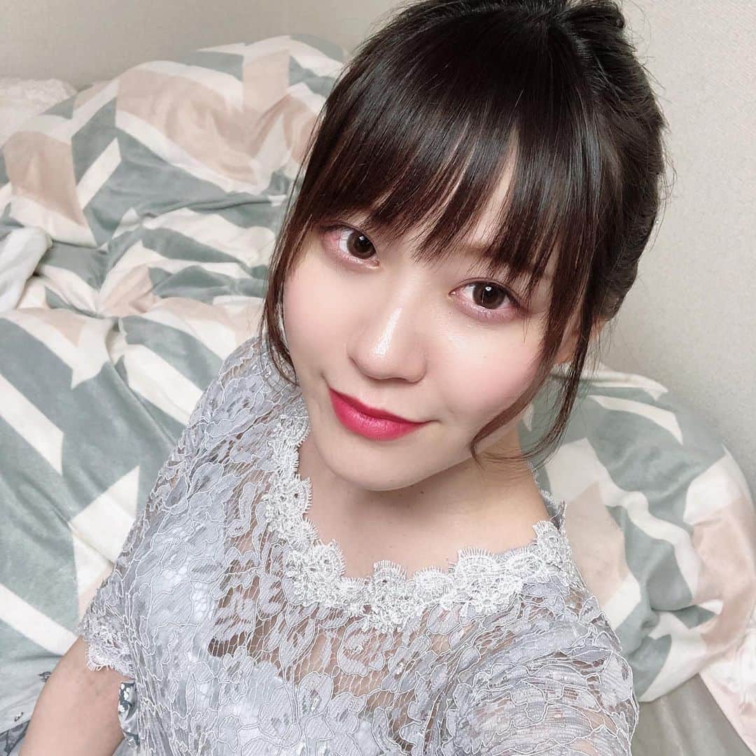 ぽむぽむユウリのインスタグラム：「ここ最近撮った#自撮り 置いておこ🦦 最近この絵文字にハマってるよ🦦　#カワウソ間違えたラッコだ シナモンにもハマってるよ🕊 LINEの着せ替えとスタンプはほぼシナモン使ってるよ🕊ポムポムキャラどうした？？？？ : スイッチが欲しくて探してるよ。友人各位、見つけたら教えて、要らない人も定価で買います。振り込みます。静岡の友達に見つけてもらってるなうだよ。(ちなみにライトじゃなくて無印が欲しいよ。)みんな優しいよ。ありがとう。3人でSwitchしようねって話してるんだー👶‼︎ : 3月はいっそがしすぎて「4月ね！4月なら暇！遊んで！」って5人くらい断ってたんだけど4月もコロナ怖くて外出れなくて遊べなそうです。笑ごめんなさい。このままじゃ口だけのやつになっちゃう。3月仕事変えてフッ軽で暇すぎるのに。ジレンマ🥺←だからSwitch買うことにしたの #腰重そうに見えてご飯行くのは好きなので割とちゃんと行くヤツ　#誘われたら断れないタイプ　#断れないっていうか断らない　#今から系はエーって言いつつ断る秒で断る　#ごめん　　#タイミング合えばマジ行く　#口だけのやつには思われてないハズ　#いや思われてるか : ・・・あれ？何が言いたいのかな？心の中全部書いちゃったー！かんじ😋笑」