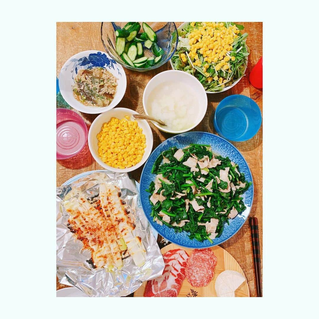 若林翔子さんのインスタグラム写真 - (若林翔子Instagram)「. . 今日も一日ずっと食べてた気がする… 家にいると食べすぎてしまうのがつらい…😱 . #晩ごはん　#豚肉とほうれん草炒め #これが美味しすぎて罪　#バターコーン #サラダ　#長ネギ焼き　#昨日の残り物 #おつまみ」4月7日 23時08分 - shokowakabayashi1685