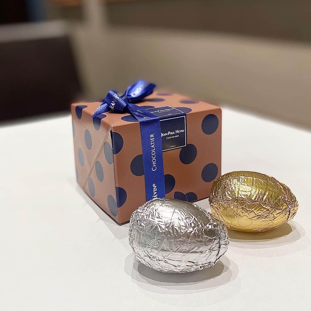 市川歩美のインスタグラム：「ジャン＝ポール・エヴァンの金のタマゴと銀のタマゴです🥚２つセットのボックスがキュート🐤🥚5月6日までの限定販売🐤🐤 残念ながら明日から商業施設の休業に伴い、都内、浦和での購入はできませんが、それ以外のブティックでどうぞ！中身はおいしいプラリネ🐤🥚 #chocolate#chocolatelover#ilovechocolate#cacao#チョコレート大好き#チョコレート好き#ジャンポールエヴァン #jeanpaulhevin #イースター #イースターエッグ」