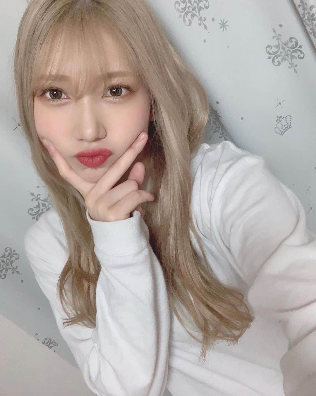 茂木忍のインスタグラム：「アイドルのインスタは自撮りばっか載せてなんぼだってばぁちゃんが言ってた！ . . . #盛ってなんぼとも言ってた  #言ってない  #ばぁちゃんに会いたい  #会いたい会えない  #私たちはすぐそばにいるのに  #ぴえん」