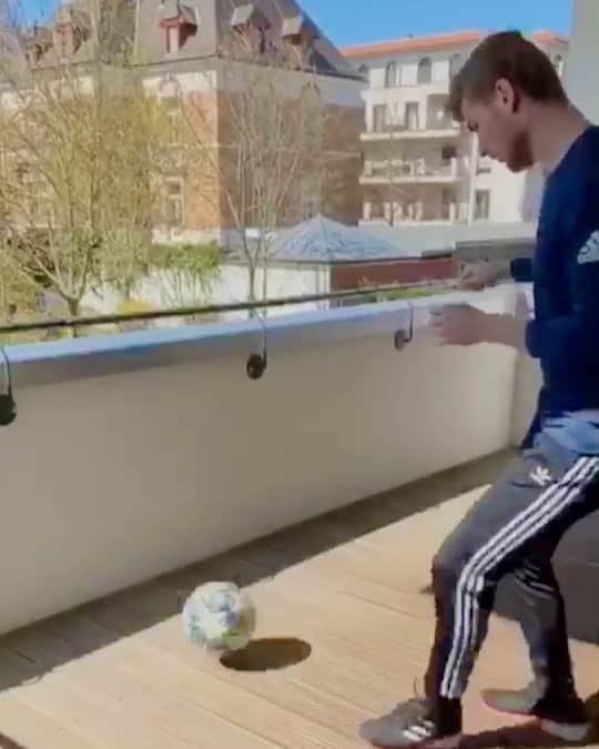 ティモ・ヴェルナーのインスタグラム：「Heutiges workout: #adidasGMR challenge! ⚽️🎮 ...und in meiner Story könnt ihr dazu noch etwas gewinnen! 👀  @adidasfootball」