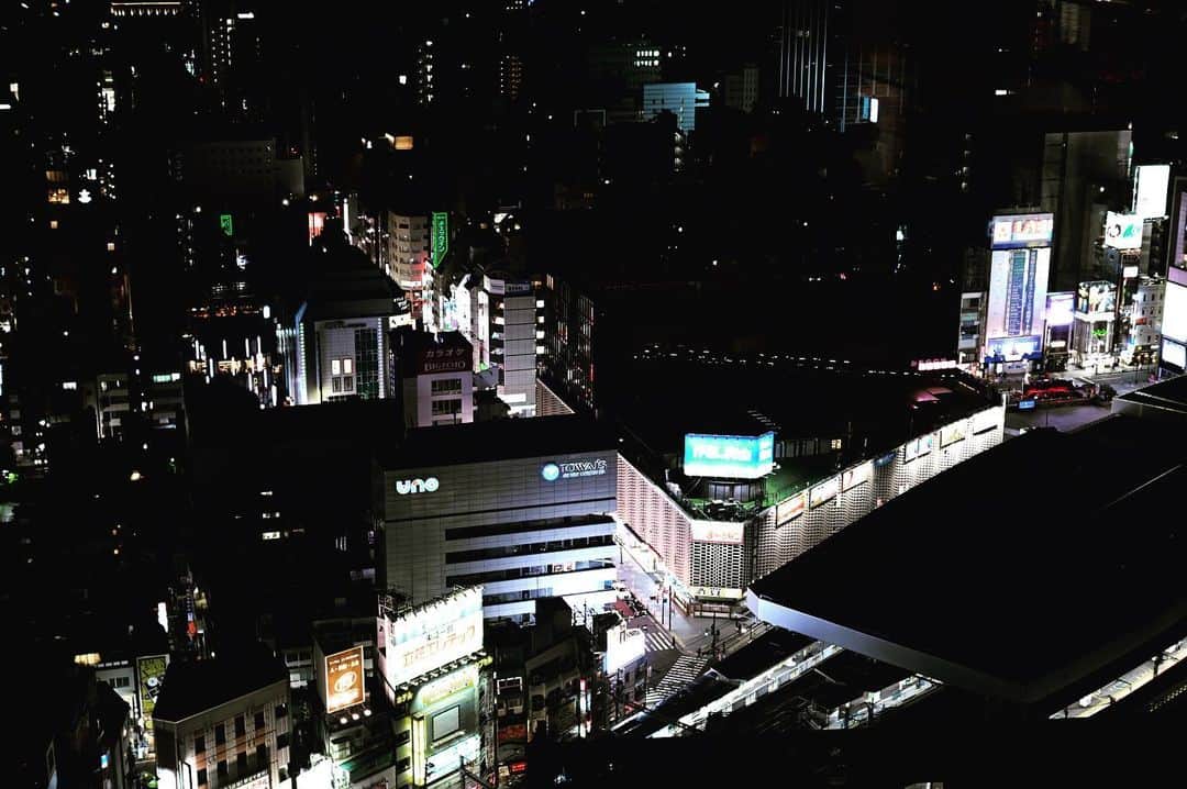 佐藤東弥のインスタグラム：「夜の新橋駅 人は少ない」