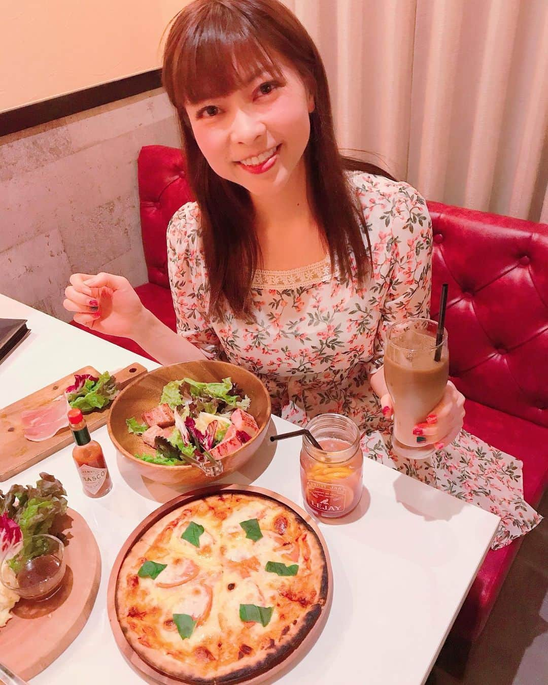 DJ MIYAさんのインスタグラム写真 - (DJ MIYAInstagram)「やっほにゃーん☆彡❤️今日は、Chicago Pizzaで有名な「肉&チーズ Ark」の2号店が3月にgrand open!!!! 【スフレオムレツ&ラクレットチーズ Meat&Cheese Ark 2nd 新宿店】  へ食べに行ってきたよーぉ❤️ @ark.2nd  店内は、ゴージャスかつラグジュアリーな雰囲気。カウンター席に座りました。 ゆったりとした大きな席なので寛げますねー！❤️ .  先ずは、スパークリングワインを飲みました❤️ とってもシュワシュワが飲みたい気分だったので嬉しい、fruityyyyy💗😃 . . ◎スパークリング お通しの、生ハムはこの系列のお店の贅沢前菜plate💗嬉しい。  とにかくお料理が、どれも美味しくて インスタ映えー！！！(^ ^) . ◎厚切りベーコンと半熟玉子のシーザーサラダ  モンターニュチーズ🧀がカリフラワーかと思うようなお花の形みたいで、これがめっちゃ美味しくてテンション上がりましたー！❤️ . ◎ルジェ カシスオレンジスパークリング  メイソンジャーの容器でいただく、強めcocktailがめっちゃいい雰囲気💗 . . ◎リブロースステーキ half size  わぁーい美味しいお肉ー！❤️添えてある、ラタトゥイユや、ポテトサラダも 盛り付けもダイナミックで写真に撮りたくなります❤️ .  名物のスフレオムレツ！！ ◎明太子とポテトのクリームソース を選びました！ すごーい！ふわふわー！大きさにもびっくりだけどーぉ‼️なんと卵3つ🥚だけを使用してるんだってーえ！ 美味しすぎるー！この食感は新感覚だしぃ、かけてくれたチーズと合ってますねーん❤️ . . ◎モッツァレラチーズとトマトのマルゲリータ🍅  熱々のpizza！！もっちりとした生地にたっぷりのcheese!それに、トマトソースがアクセントとなりいい感じー！ .  美味しかったでーす！❤️ ごちそうさまでーした❤️💗 . .  新宿  スフレオムレツ で、検索してね!⭐︎ . .  . .  #PR　#新宿 #新宿居酒屋 #新宿東口  #新宿グルメ #新宿ディナー  #新宿ごはん #今日のファッション  #グルメ女子　#グルメ好き　#旅インスタグラマー　#グルメブロガー  #居酒屋　#IZAKAYA #今日のコーデ　#ファッション好き　#今日のコーディネート #今日のメイク　 #インスタグラマー　#インフルエンサー #ファッショニスタ　#デートコーデ　#東京グルメ #グルメ大好き #個室ダイニング #チーズ好きにはたまらない #ラクレットチーズ #インスタ映えグルメ  #映えるグルメ  #スフレオムレツ」4月7日 23時44分 - dj_miya