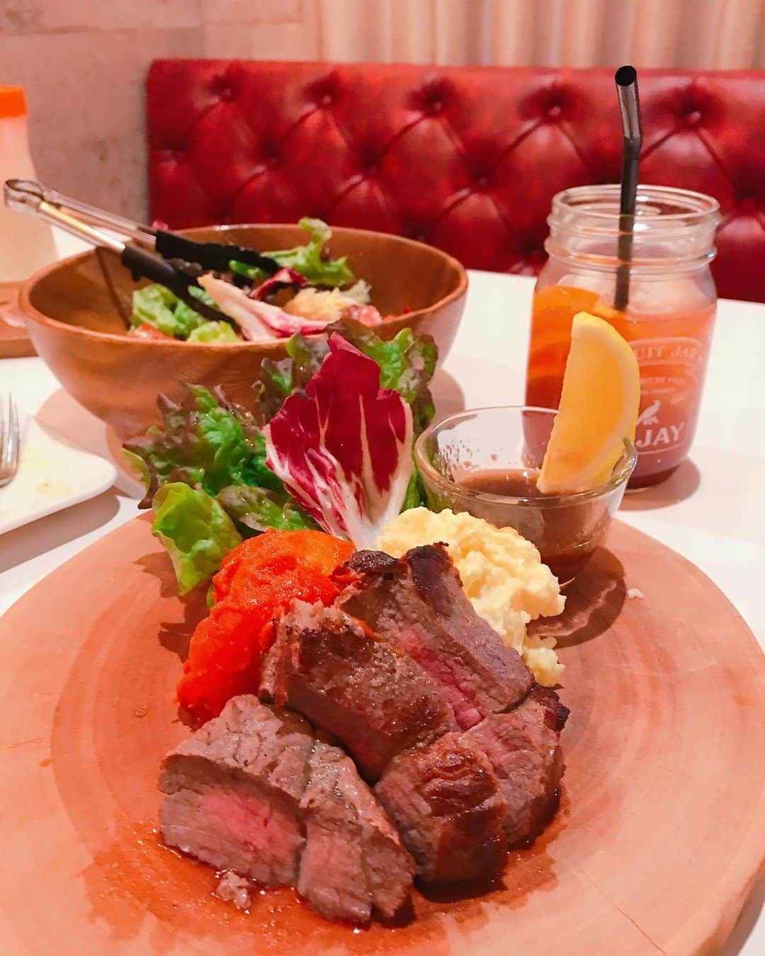 DJ MIYAさんのインスタグラム写真 - (DJ MIYAInstagram)「やっほにゃーん☆彡❤️今日は、Chicago Pizzaで有名な「肉&チーズ Ark」の2号店が3月にgrand open!!!! 【スフレオムレツ&ラクレットチーズ Meat&Cheese Ark 2nd 新宿店】  へ食べに行ってきたよーぉ❤️ @ark.2nd  店内は、ゴージャスかつラグジュアリーな雰囲気。カウンター席に座りました。 ゆったりとした大きな席なので寛げますねー！❤️ .  先ずは、スパークリングワインを飲みました❤️ とってもシュワシュワが飲みたい気分だったので嬉しい、fruityyyyy💗😃 . . ◎スパークリング お通しの、生ハムはこの系列のお店の贅沢前菜plate💗嬉しい。  とにかくお料理が、どれも美味しくて インスタ映えー！！！(^ ^) . ◎厚切りベーコンと半熟玉子のシーザーサラダ  モンターニュチーズ🧀がカリフラワーかと思うようなお花の形みたいで、これがめっちゃ美味しくてテンション上がりましたー！❤️ . ◎ルジェ カシスオレンジスパークリング  メイソンジャーの容器でいただく、強めcocktailがめっちゃいい雰囲気💗 . . ◎リブロースステーキ half size  わぁーい美味しいお肉ー！❤️添えてある、ラタトゥイユや、ポテトサラダも 盛り付けもダイナミックで写真に撮りたくなります❤️ .  名物のスフレオムレツ！！ ◎明太子とポテトのクリームソース を選びました！ すごーい！ふわふわー！大きさにもびっくりだけどーぉ‼️なんと卵3つ🥚だけを使用してるんだってーえ！ 美味しすぎるー！この食感は新感覚だしぃ、かけてくれたチーズと合ってますねーん❤️ . . ◎モッツァレラチーズとトマトのマルゲリータ🍅  熱々のpizza！！もっちりとした生地にたっぷりのcheese!それに、トマトソースがアクセントとなりいい感じー！ .  美味しかったでーす！❤️ ごちそうさまでーした❤️💗 . .  新宿  スフレオムレツ で、検索してね!⭐︎ . .  . .  #PR　#新宿 #新宿居酒屋 #新宿東口  #新宿グルメ #新宿ディナー  #新宿ごはん #今日のファッション  #グルメ女子　#グルメ好き　#旅インスタグラマー　#グルメブロガー  #居酒屋　#IZAKAYA #今日のコーデ　#ファッション好き　#今日のコーディネート #今日のメイク　 #インスタグラマー　#インフルエンサー #ファッショニスタ　#デートコーデ　#東京グルメ #グルメ大好き #個室ダイニング #チーズ好きにはたまらない #ラクレットチーズ #インスタ映えグルメ  #映えるグルメ  #スフレオムレツ」4月7日 23時44分 - dj_miya