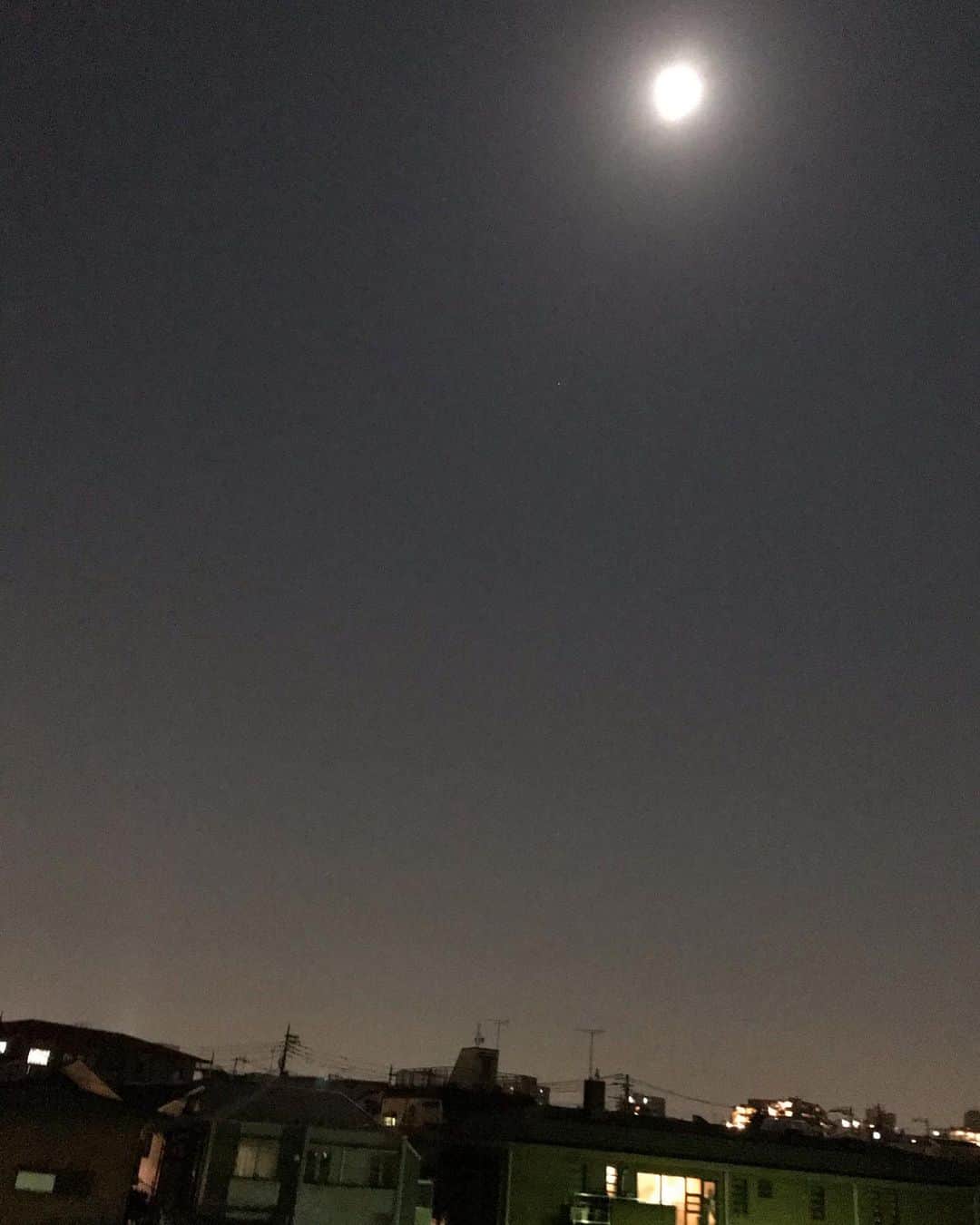 小谷あゆみのインスタグラム：「みんな　#スーパームーン　上手に撮るなあ スマホじゃこれが精一杯〜 #非常事態大きな月の方を見る #満月がこんや地球に近づいた　香魚 NHKでは　#超ラジオ体操←狙ってるとしか思えない〜 #筋肉もうれしい😆 2020.4.7東京ほか都府県に緊急事態宣言がでた日」